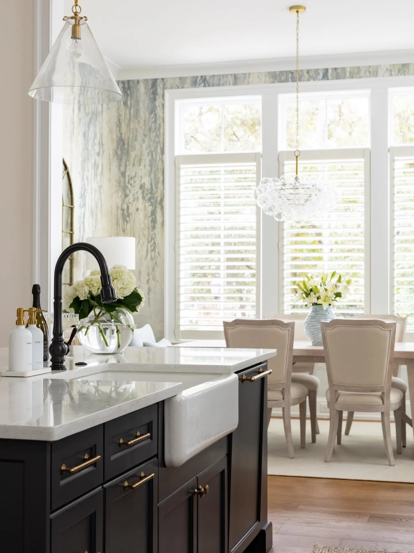A Lowcountry Kitchen: Effortlessly Timeless + Functional ✨

Interior Designer: @ellennicolehome 
Photographer: @jaclynkingphoto 

www.ellennicolenicolehome.com | info@ellennicolehome.com 

#interiordesign
#homedesign
#designinspo
#kitchendesign
#palm