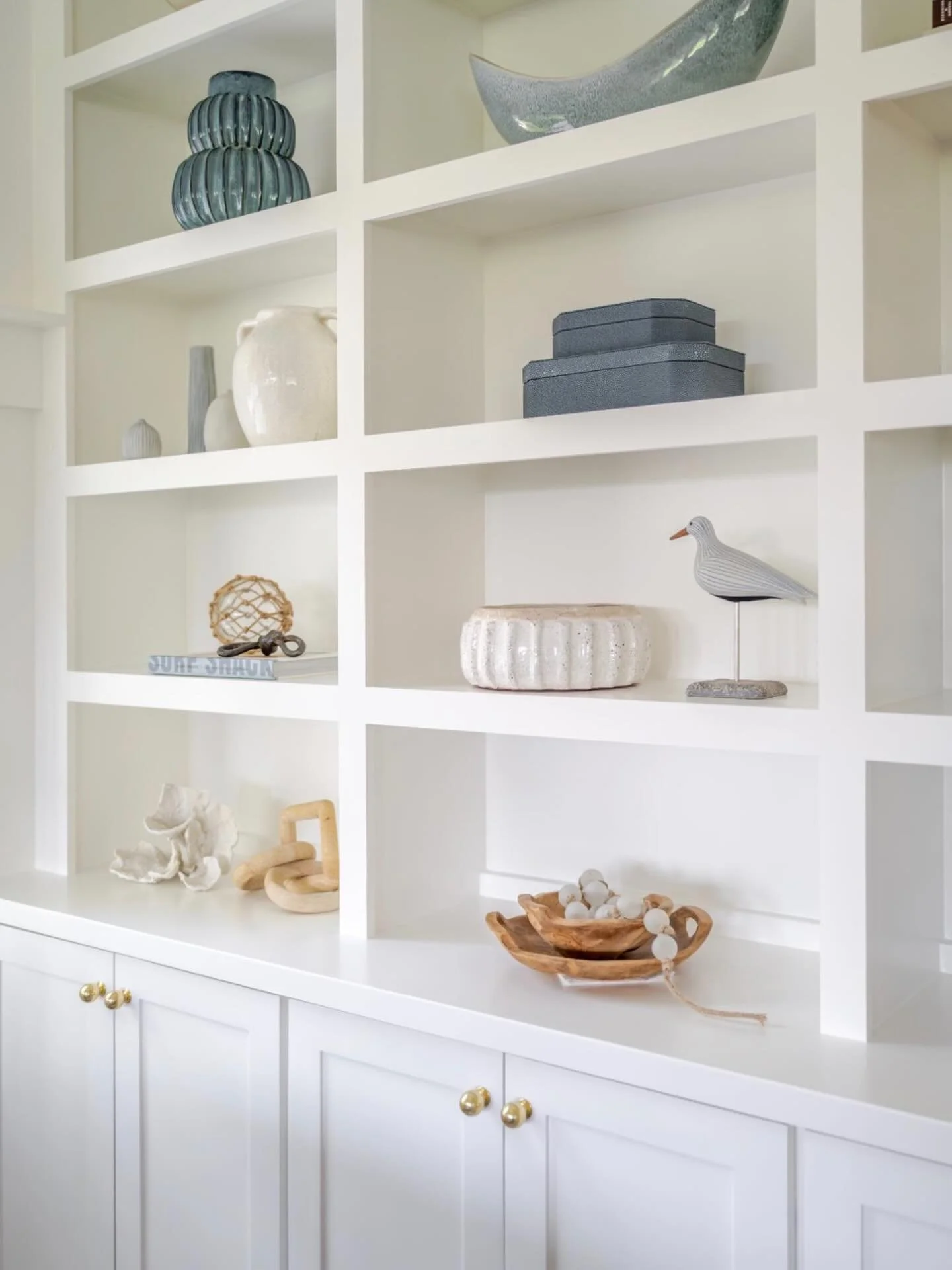 It&rsquo;s all in the details. Thoughtfully mixing heights, textures + materials to bring this custom built-in design all together ✨

Designer: @ellennicolehome 
Photographer: @kristinyoderphotography 

www.ellennicolenicolehome.com | info@ellennicol