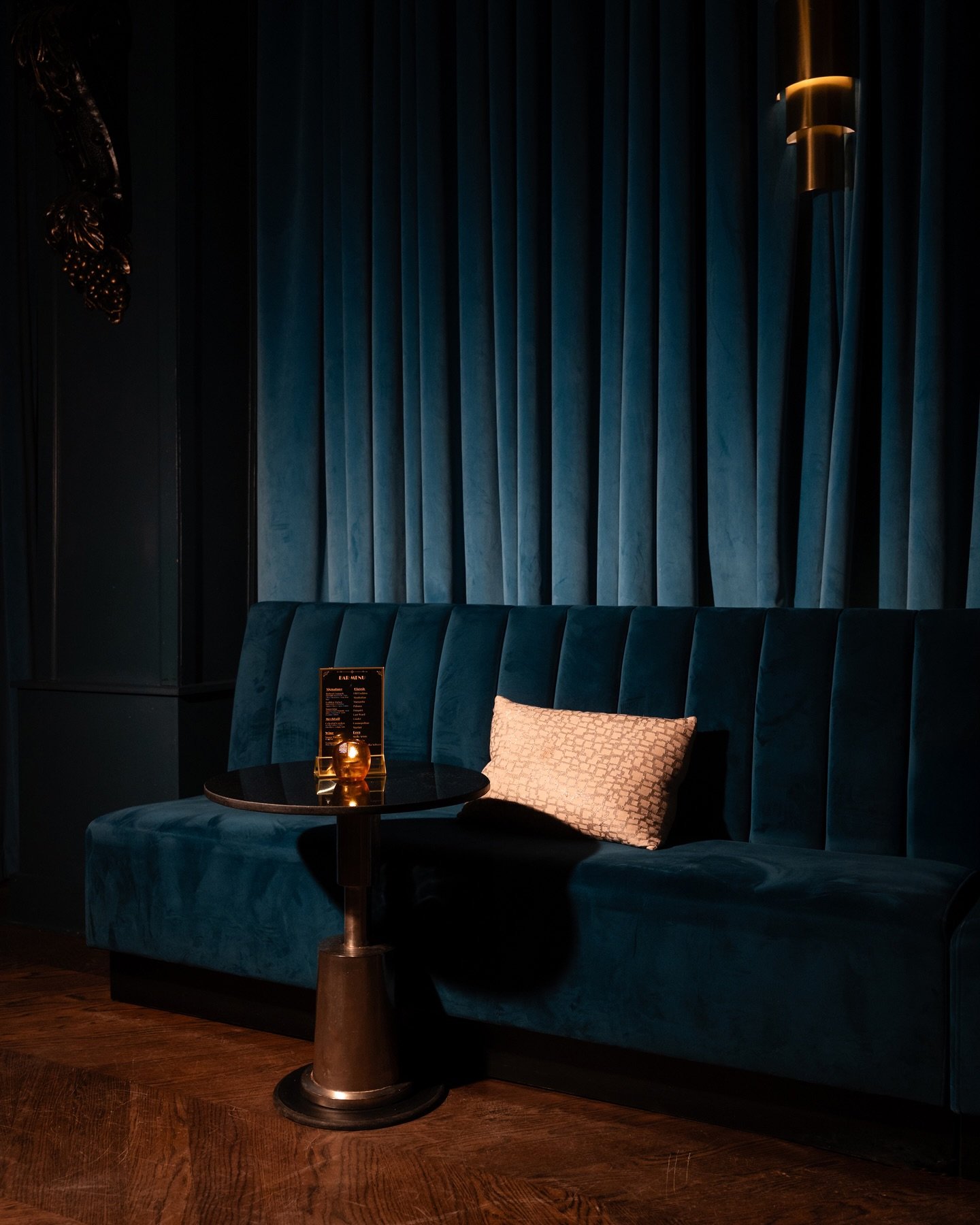 A Pearl Club Holiday Party
-
Event Planning: @gravelexperiential 
Venue: @thepearlclubchicago 
Band: @ivcollectiveevents 
Photography: @eveningcue