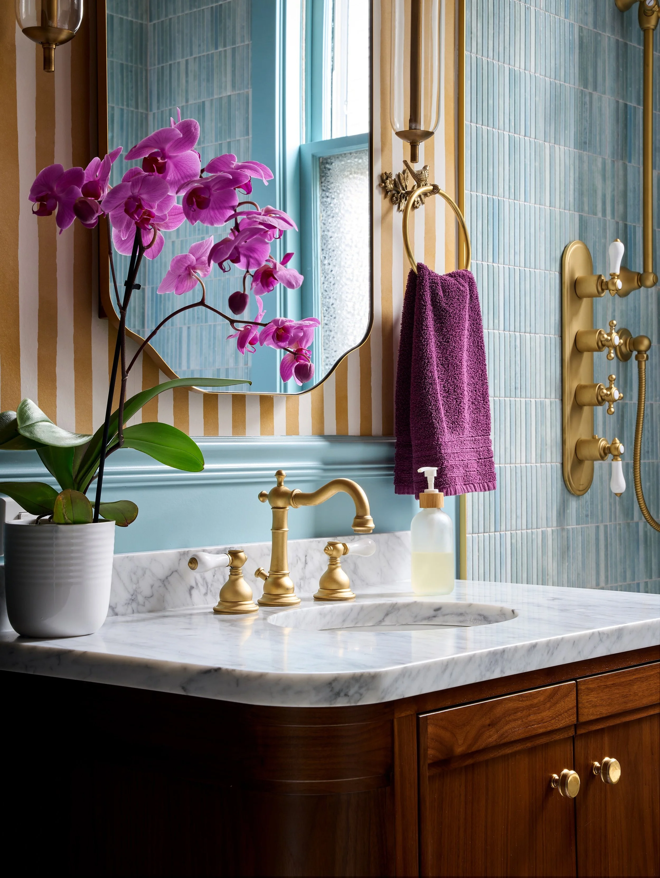 a playful and ageless children&rsquo;s bathroom, designed by @creat.ivepursuits and @jenrcoleman1 
-
construction: @arkwrightconstruction 
photography: @eveningcue