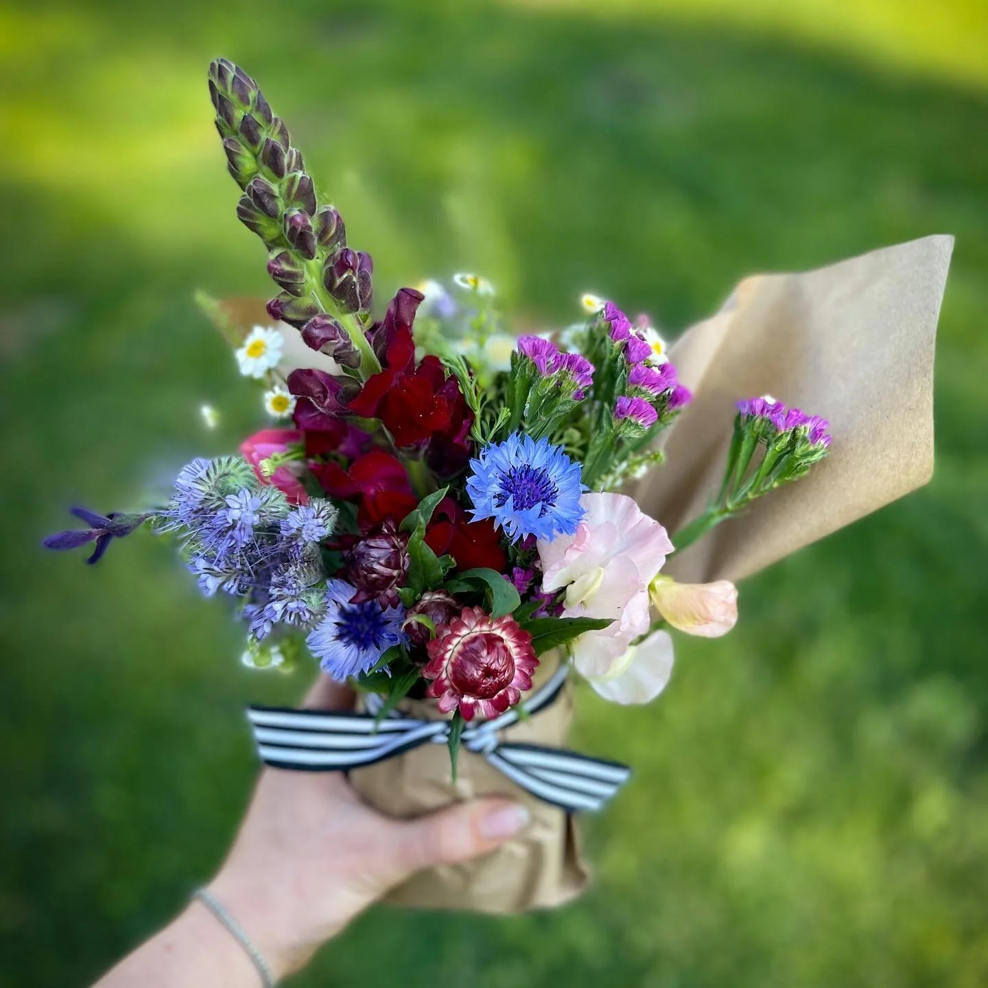 We had some old friends stop by today and I got to whip up this beauty to send home with them! 💐
&bull;
Can&rsquo;t wait to make something beautiful for you too!
&bull;
Flower stand in Cle Elum opening soon!
&bull;
&bull;
&bull;
#cleelumflowers #cle