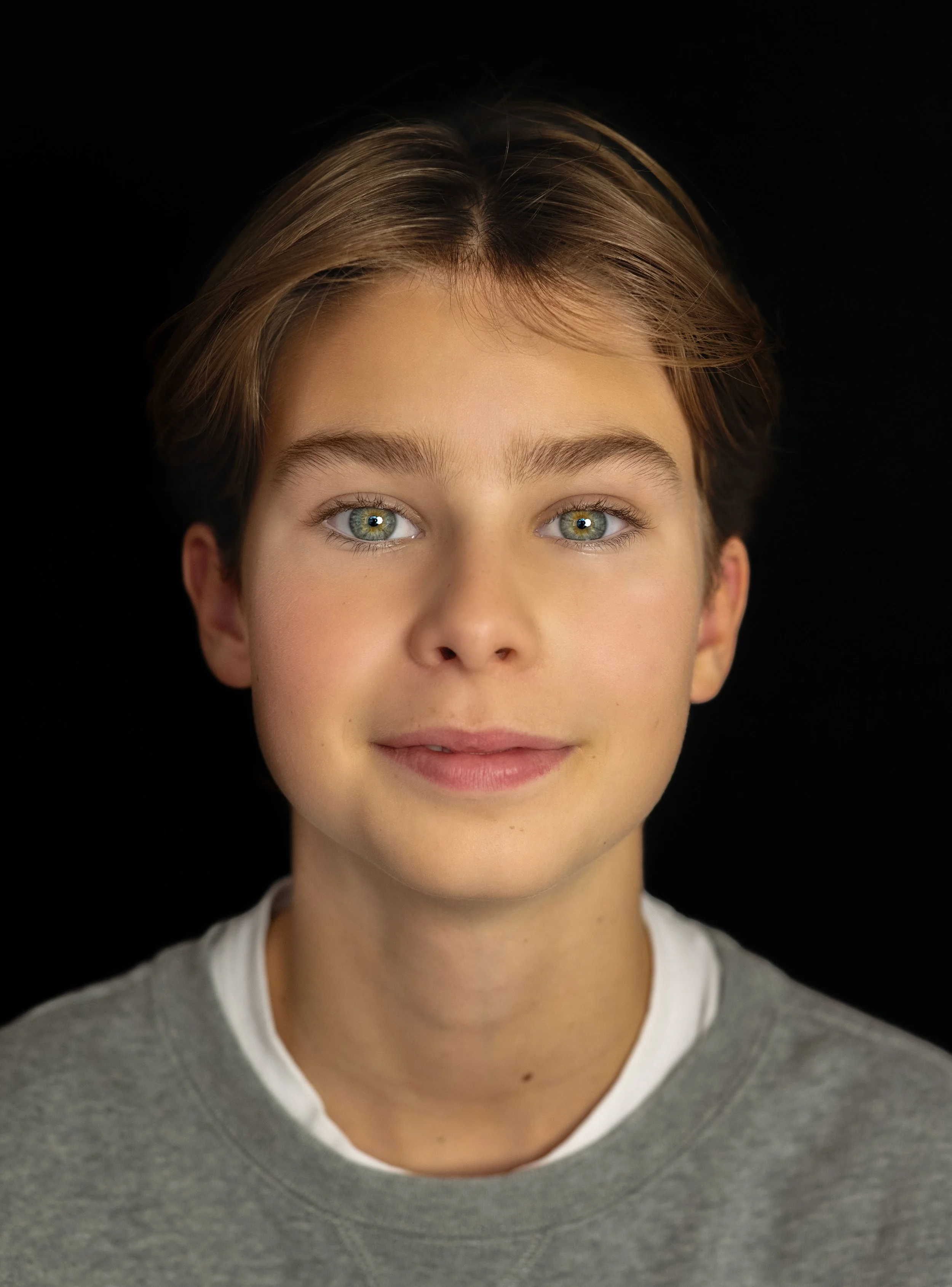 Yves zijn ogen spatten van het beeldscherm