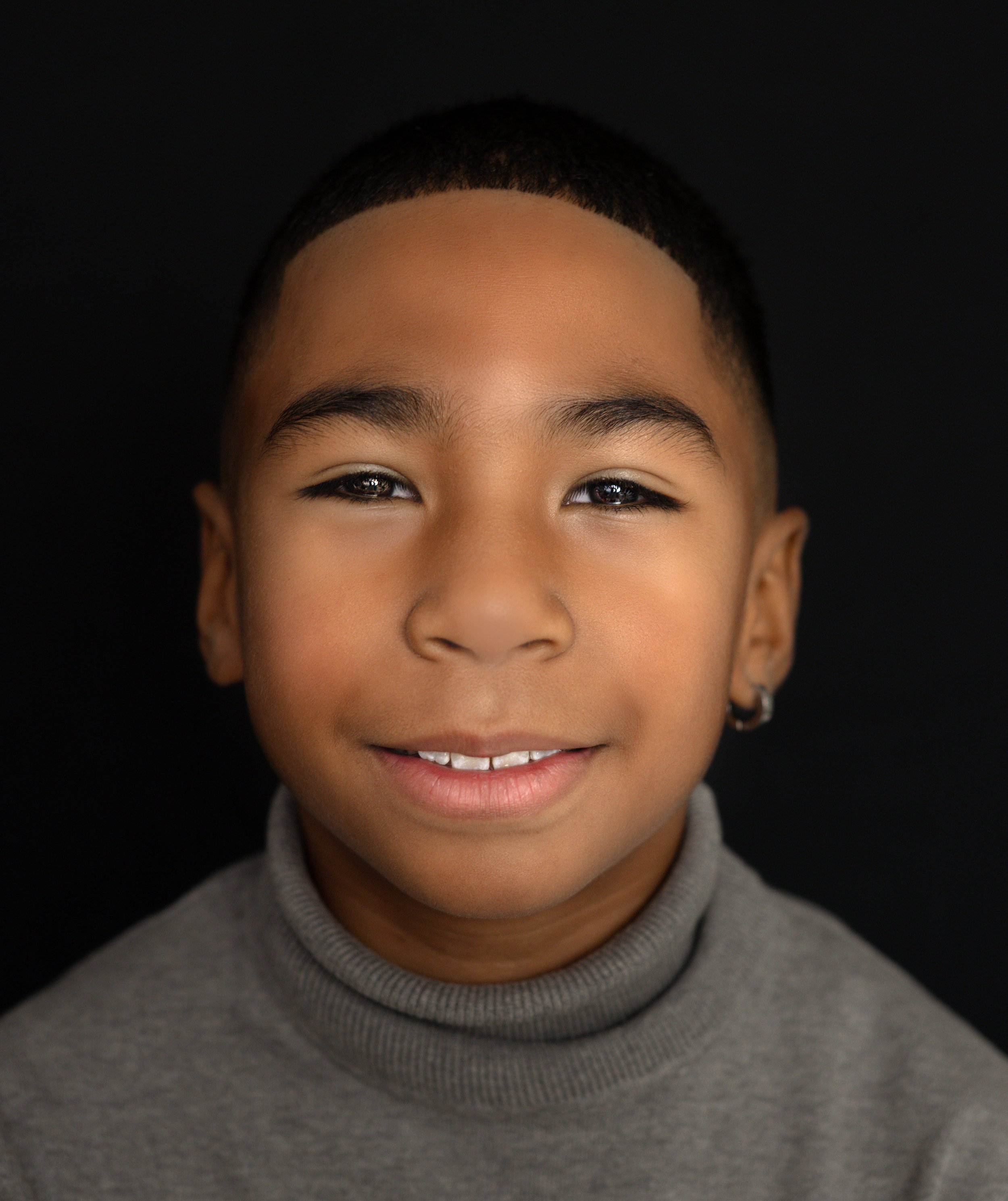 Ook Richiano kijkt met een lieve lach in de lens