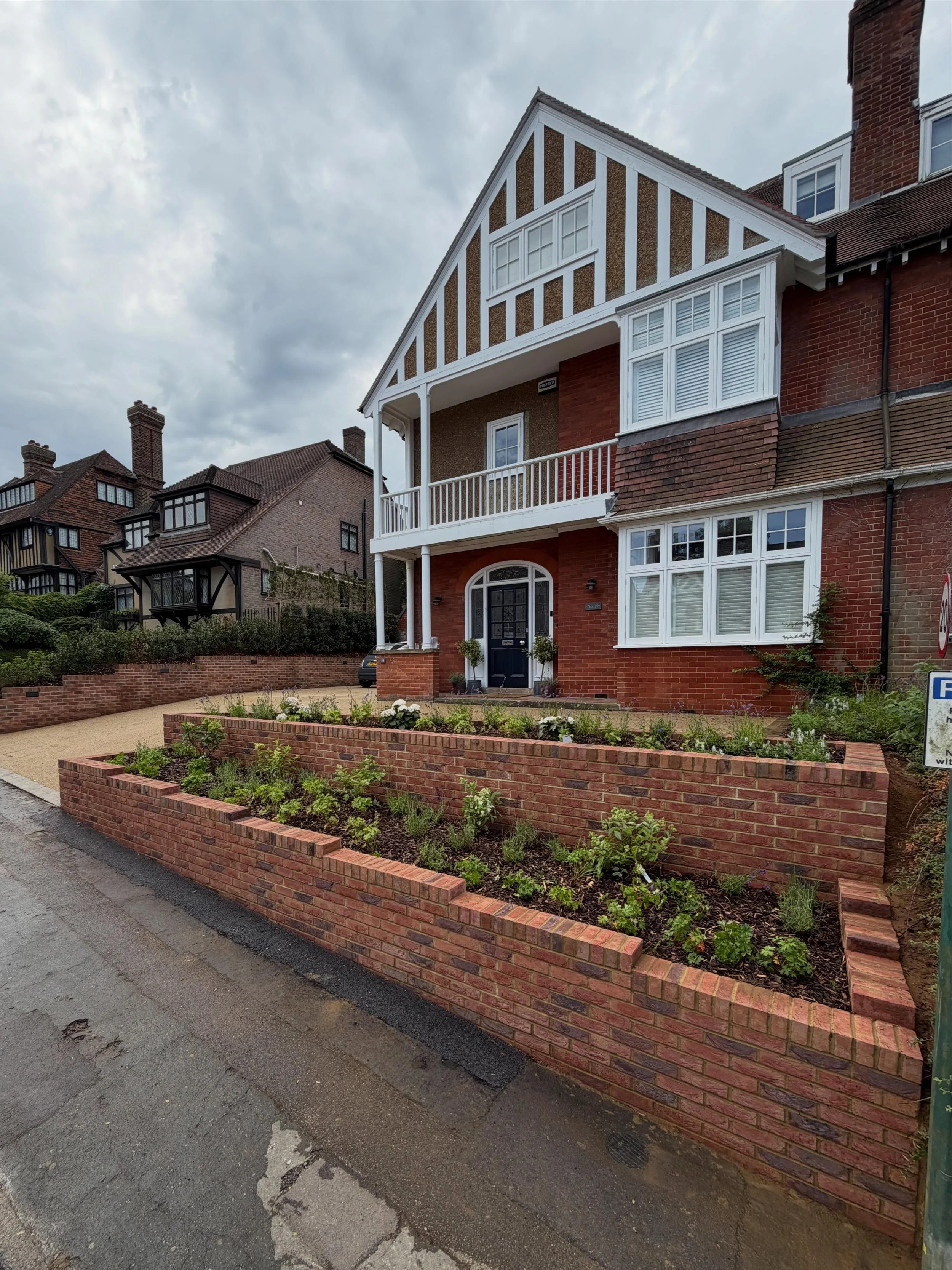 &lsquo;Sevenoaks Project&rsquo;

This lovely front garden total re landscape carried out over in Sevenoaks was done in two stages and the overall final product looks fantastic 👌🏼

Project from start to finish was carried out by Ben 🔟 with Coop 🐶 