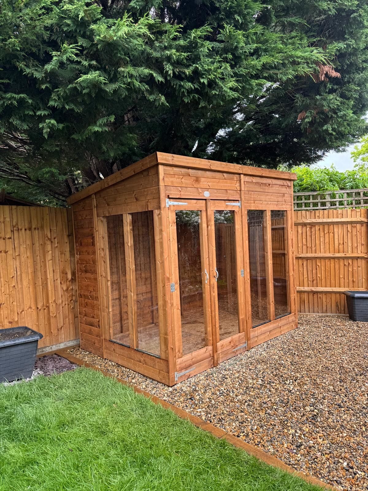 Nice little summerhouse erection over in Chislehurst, Kent.

Top work Ben 🔟 &amp; Jonathan 🎓
@benyou.ng 

@dunsterhouseltd 

#gardenbuilding #outdoorliving #chislehurst #kent #garden