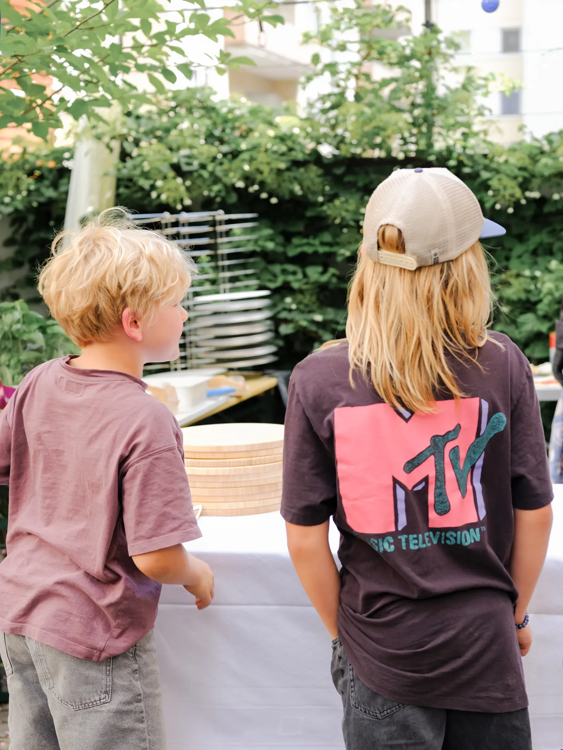  3G1 Architektur Sommerfest Kinder von hinten München Schlierseestraße Giesing 