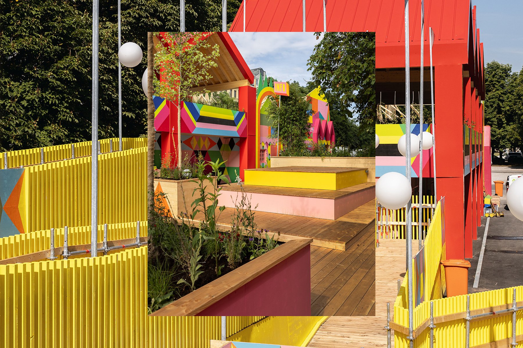 links ein gelber Lamellenzaun vor dem bunten FLUX-Pavillon mit Holzrampe (eingebettetes Detailfoto einer Person auf farbiger Plattform), rechts die rote Fassadenkonstruktion mit gelbem Zaun und sichtbarem Baugerüst.
