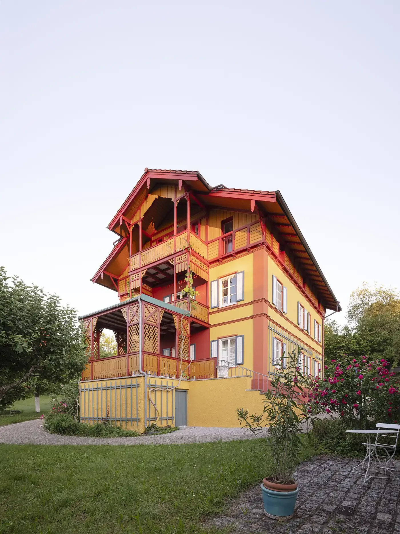 Ansicht mit Veranda und Laubengang