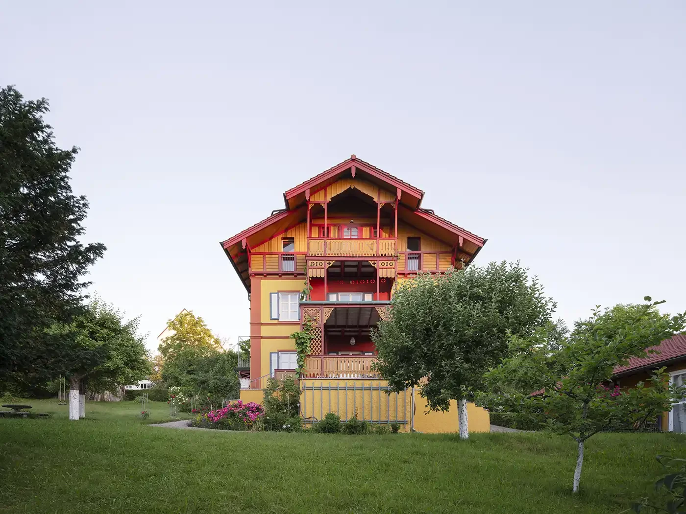 Gesamtansicht mit Giebel und dreigeschossiger Veranda
