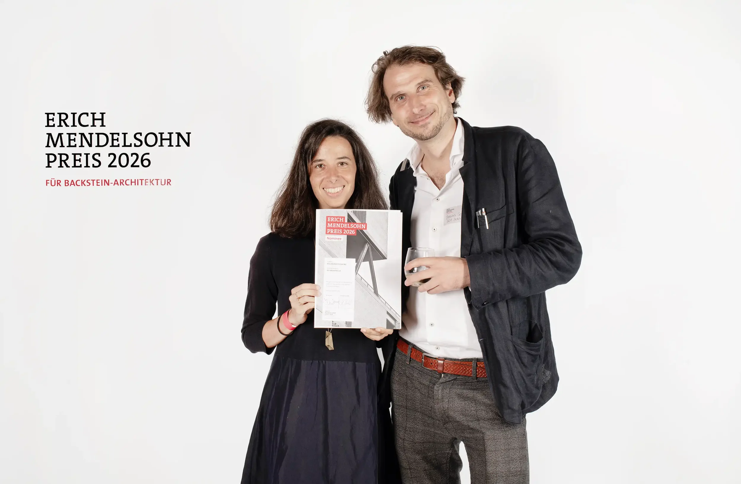 Lisa Leitgeb und Bastian Sevilgen von 3G1 Architektur Auf der Preisverleihung mit Urkunde