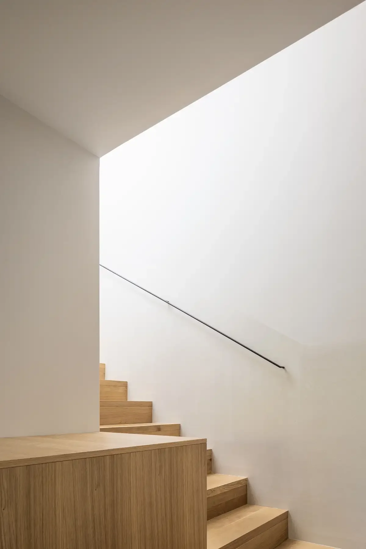 Minimalistisches Treppenhaus mit Oberlicht