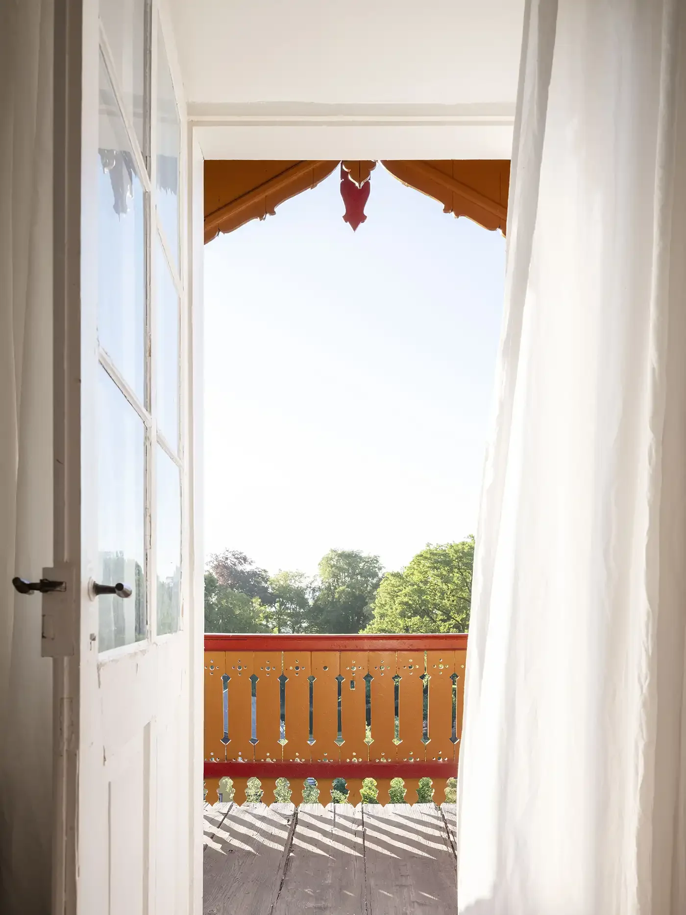 Blick durch die Balkontür auf die Veranda-Brüstung
