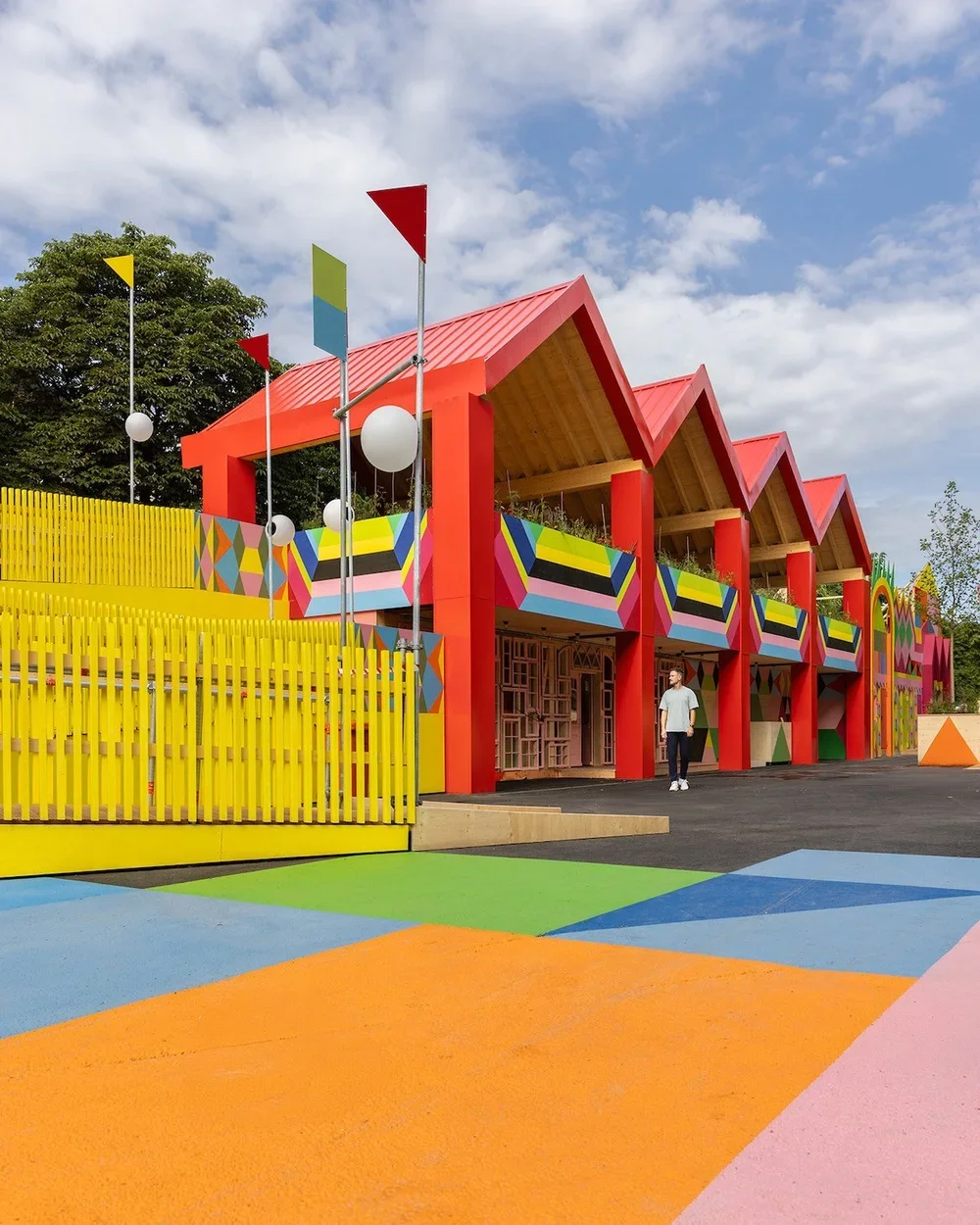 FLUX Kulturpavillon an der Pinakothek der Moderne München – Kunstinstallation von Morag Myerscough