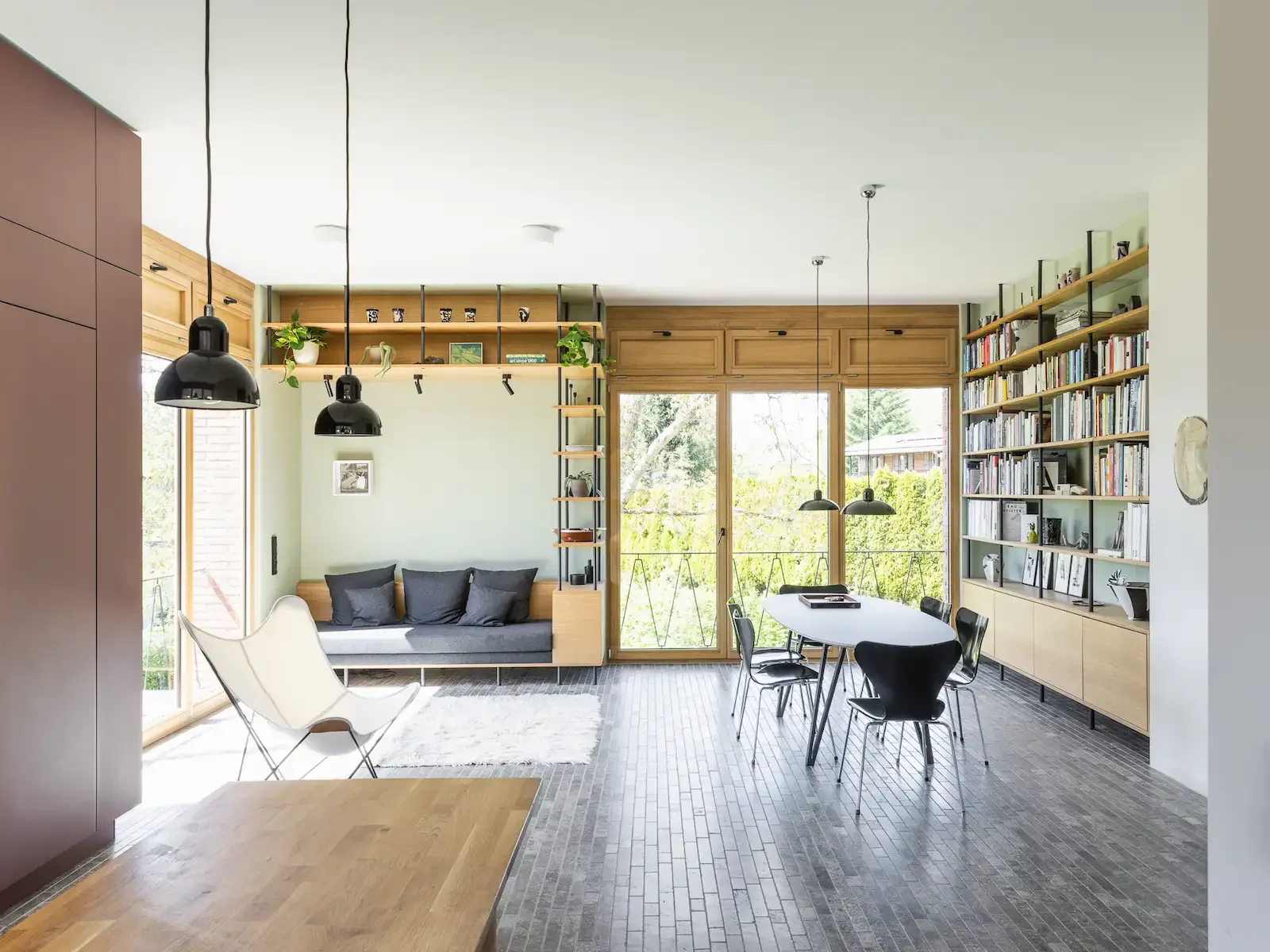 Offener Wohn-Essbereich mit Gartenblick
