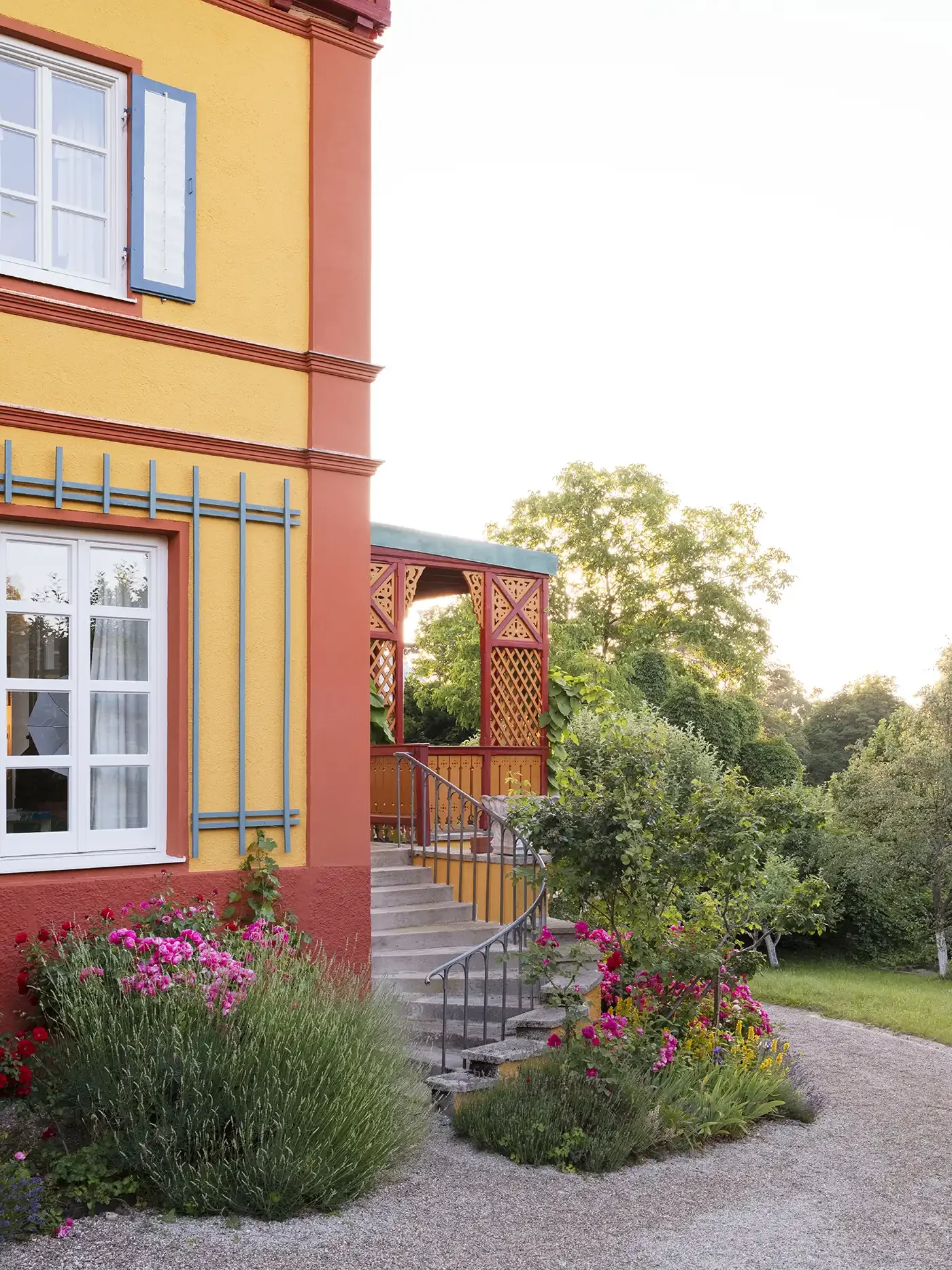 Außentreppe zur Veranda, Fassadendetail mit Spalier