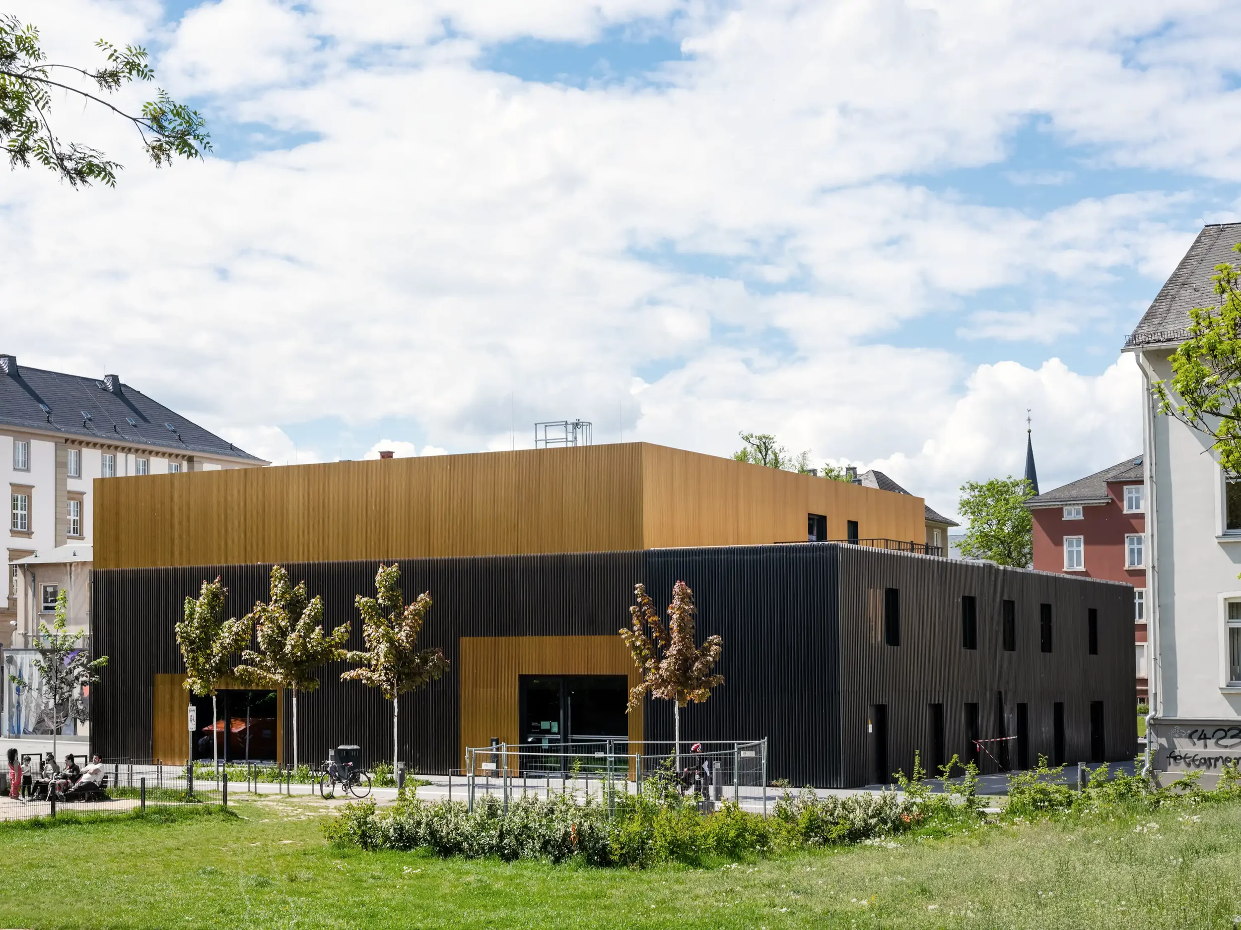 Blick über die Grünfläche auf das Theaterlabor im Campuskarree