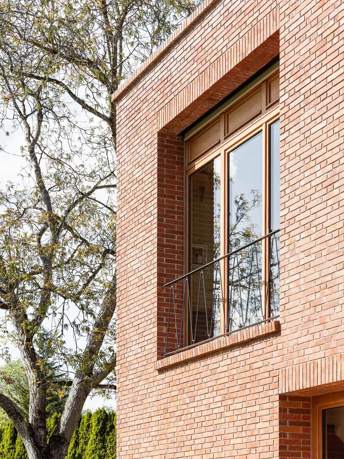 Fassadendetail: Fenster mit Balkongeländer mit Bezug zum Altbau