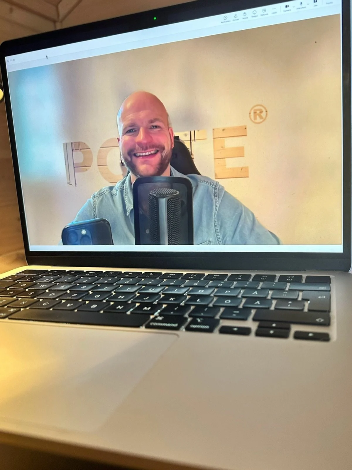 Olin puhumassa palautumisesta @voimateloy turvallisuusviikolla. 

Erinomainen teema, koska jos hermosto k&auml;y jatkuvasti ylikierroksilla, keskittyminen heikkenee ja virheriski kasvaa.

Interaktiivisessa luennossa menimme suoraan k&auml;yt&auml;nt&