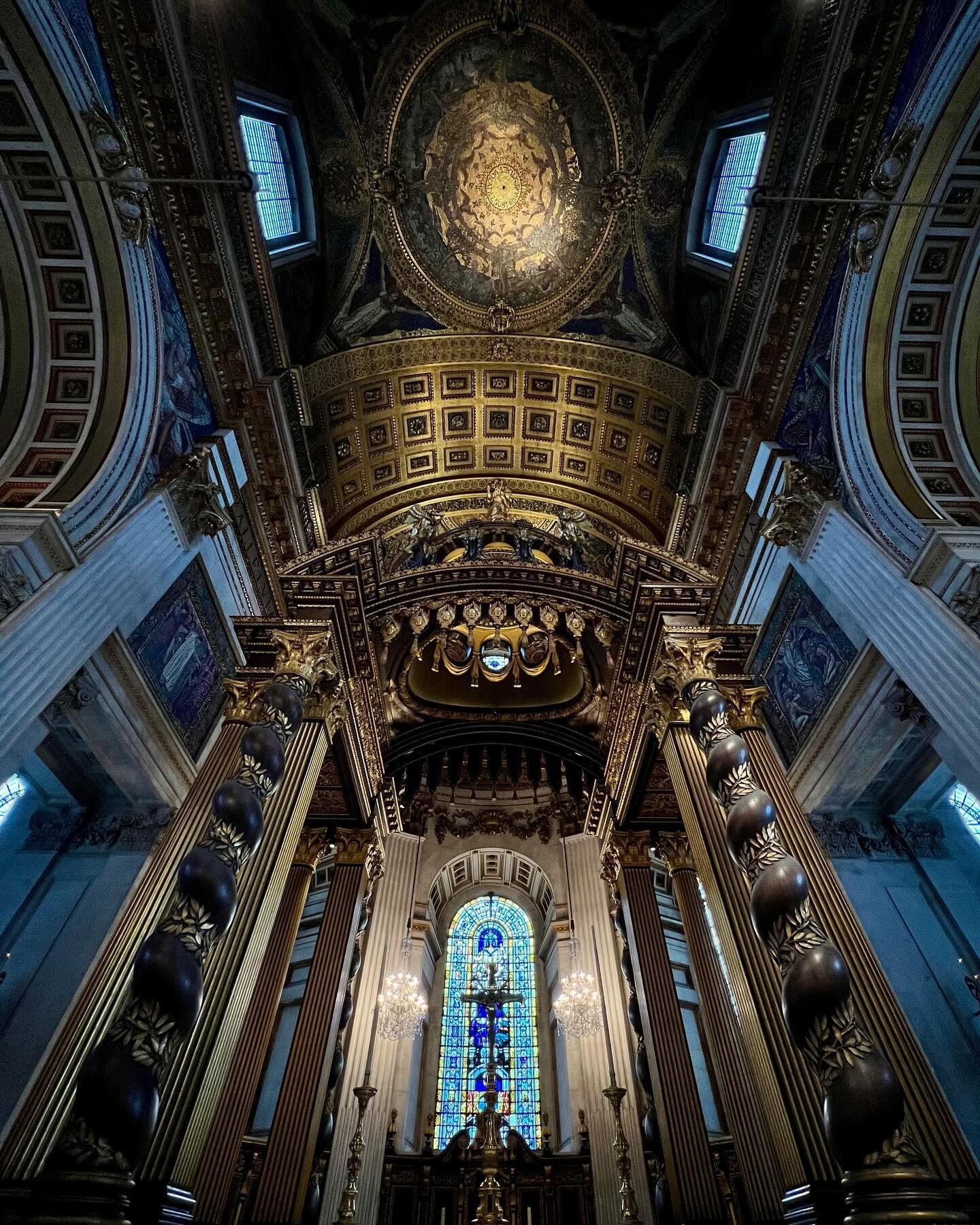 📌St. Paul&rsquo;s Cathedral in London

One of the most beautiful cathedrals I&rsquo;ve ever seen, truly. Felt like this one deserves its own moment.😍

Thank you to @getyourguide and @getyourguidecommunity got the beautiful experience. 

#stpaulscat