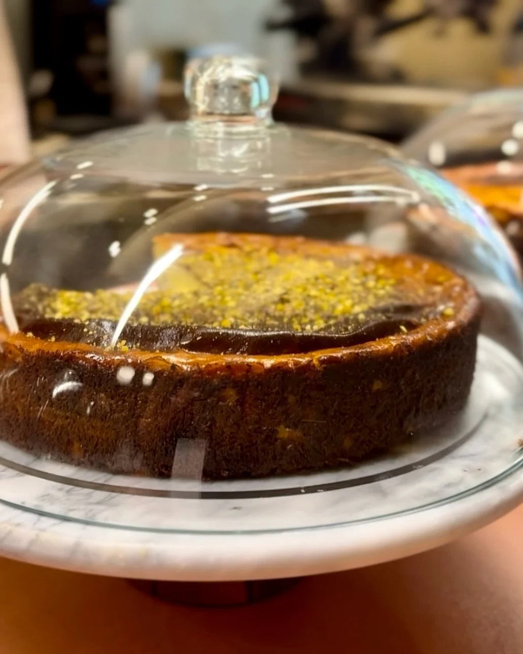 Cheesecake de pistacho, puro amor en cada bocado ✨
Disfr&uacute;tala como quieras:

En nuestro local BCN-GRANOLLERS: date el gustazo y si&eacute;ntete como en casa.
Para llevar: comparte (o no) en porciones individuales.
Diferentes tama&ntilde;os: de