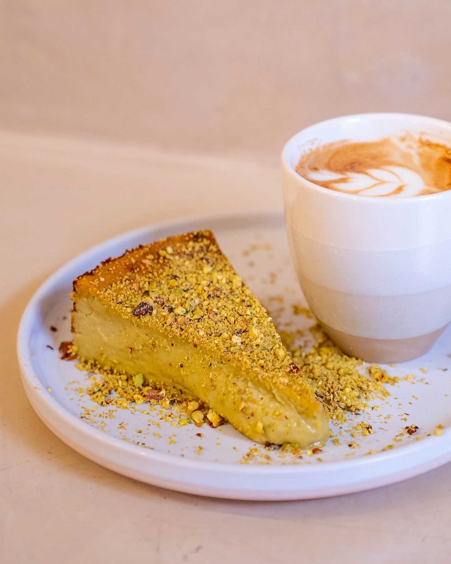 Jueves de antojo 💫
Tu combo perfecto te espera: cheesecake artesanal + caf&eacute; de especialidad ☕🍰

P&aacute;sate por el obrador y disfruta el d&iacute;a como se merece.

&mdash;&mdash;&mdash;-

Dijous de caprici 💫
El teu combo perfecte t&rsquo