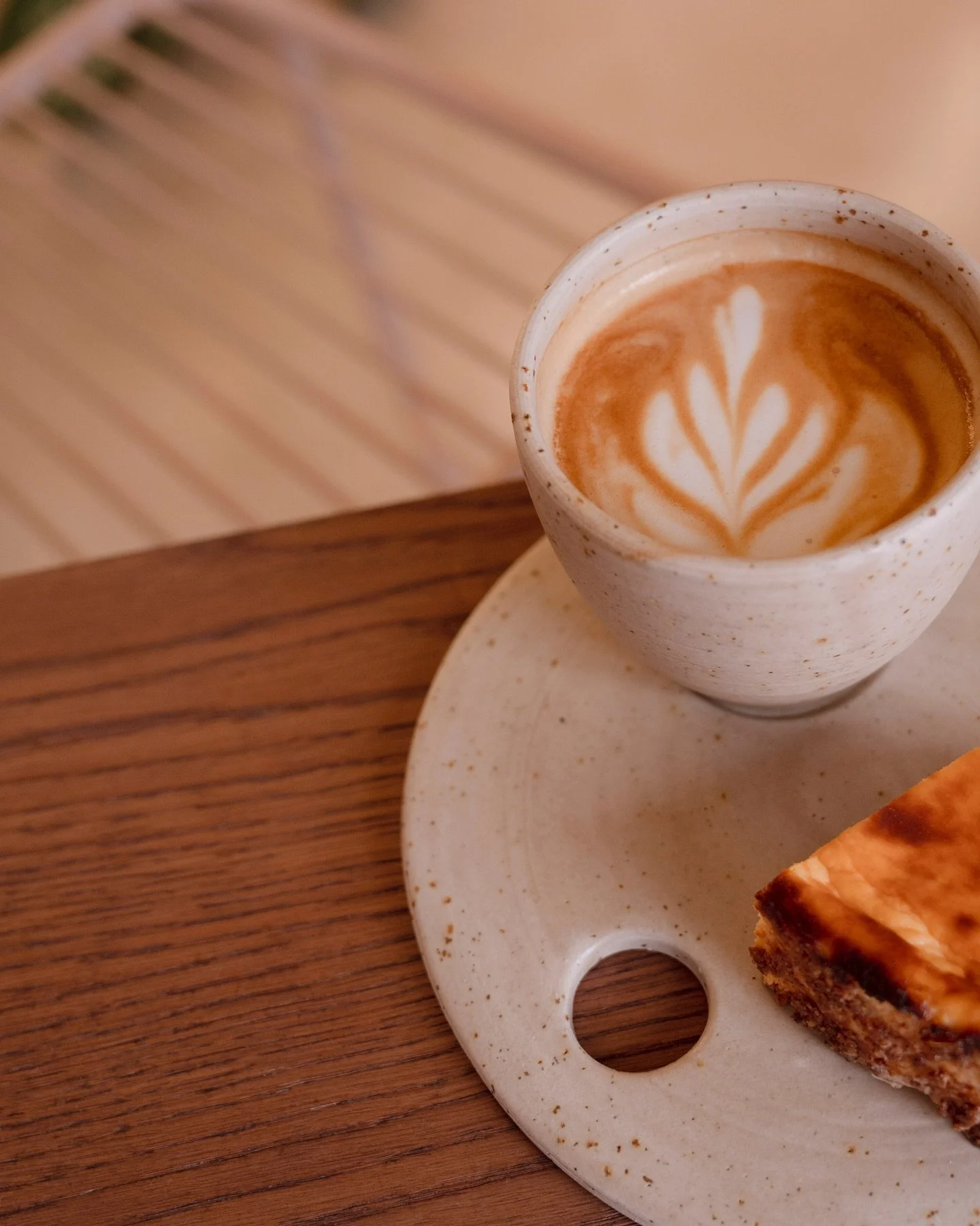 Un caf&egrave; d&rsquo;especialitat i un tros de cheesecake que ho canvia tot.

A Chica, les pauses tenen un altre gust✨

&mdash;&mdash;&mdash;&mdash;&mdash;-

Comienza tu d&iacute;a (o tu semana) con lo que realmente importa: un caf&eacute; de espec