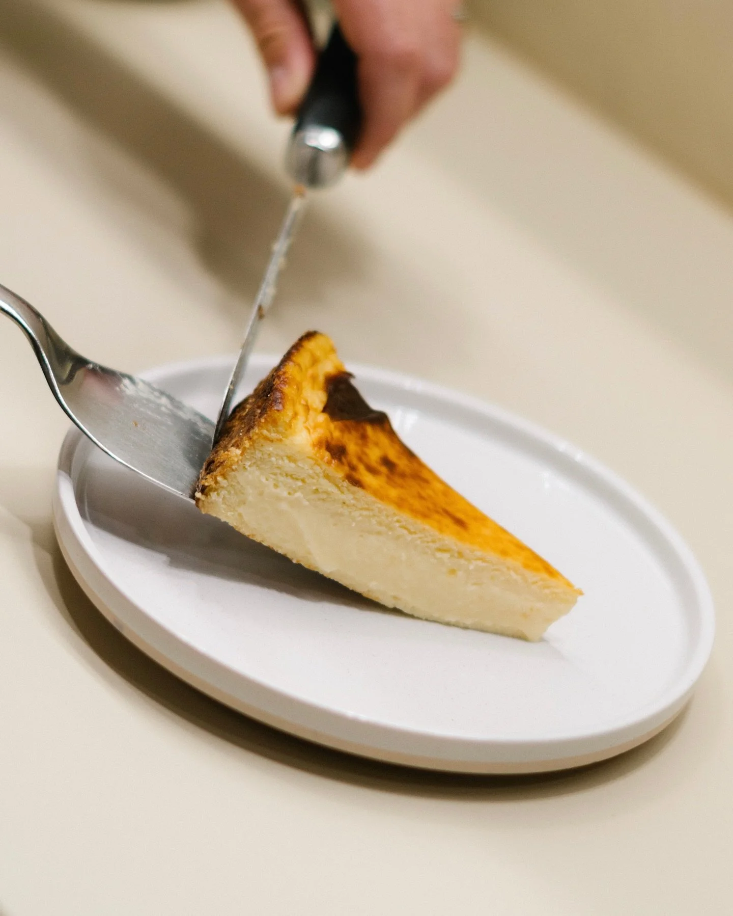 Hay d&iacute;as que empiezan con prisas&hellip;

Y luego est&aacute;n los d&iacute;as que empiezan con cheesecake de CHICA y caf&eacute; de especialidad.
Adivina cu&aacute;les son mejores. 😏☕

&mdash;&mdash;&mdash;&mdash;&mdash;-

Hi ha dies que com