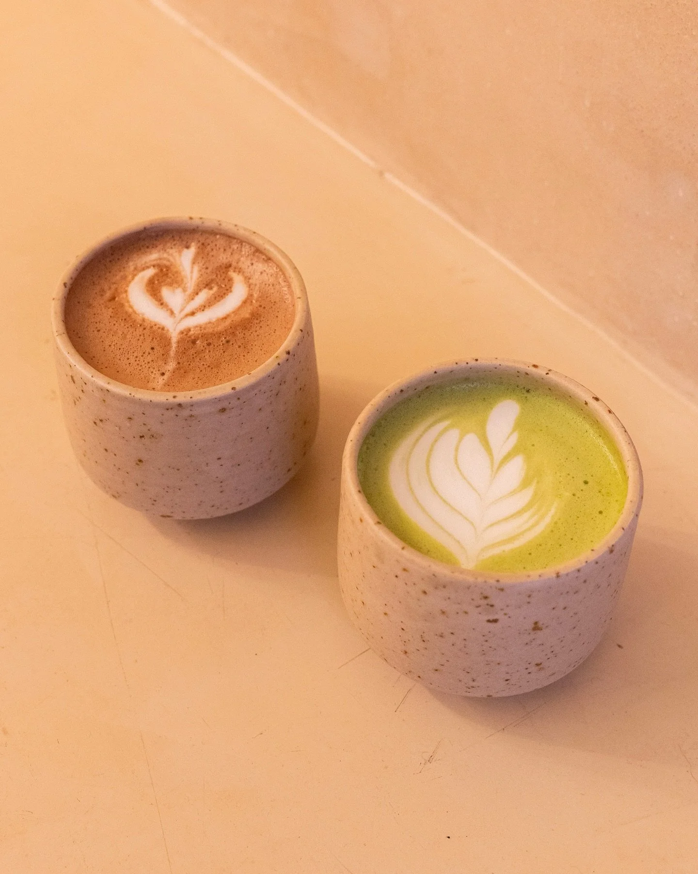 Despu&eacute;s de la lluvia vuelve la calma
y nosotros volvemos a nuestro horario habitual 💚

D&iacute;as fr&iacute;os como este se disfrutan mejor con una taza de chocolate caliente o un matcha + nuestros cheesecakes CHICA ☔🍰