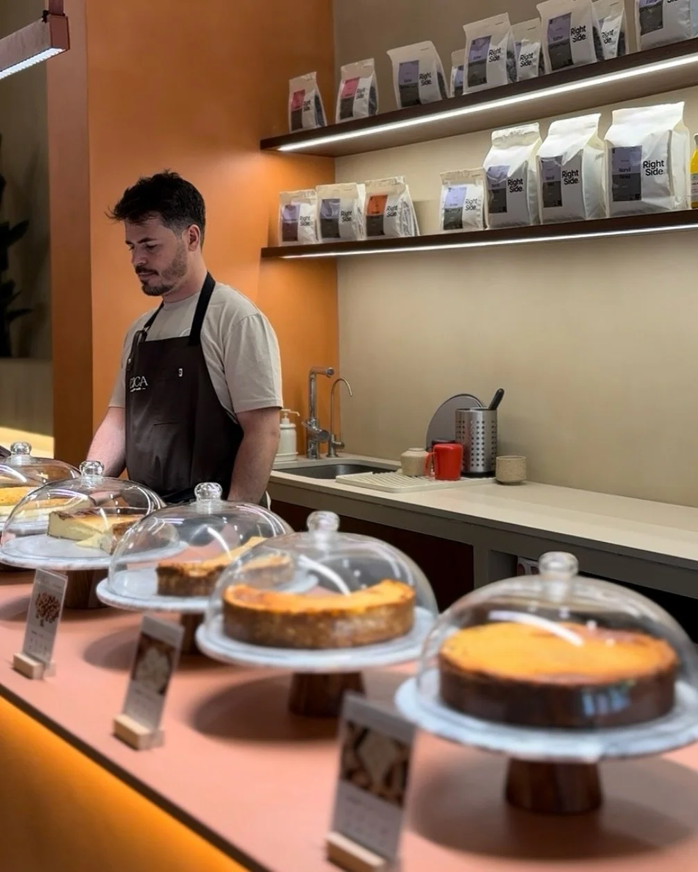 &iquest;A&uacute;n no has pasado por nuestro local de Barcelona?
Os esperamos con lo mejor: nuestros famosos cheesecakes, y un ambiente que invita a quedarte un rato m&aacute;s.

📍 C/ Consell de Cent 354, 08009 Barcelona
🕒 Horario:
Lunes a s&aacute