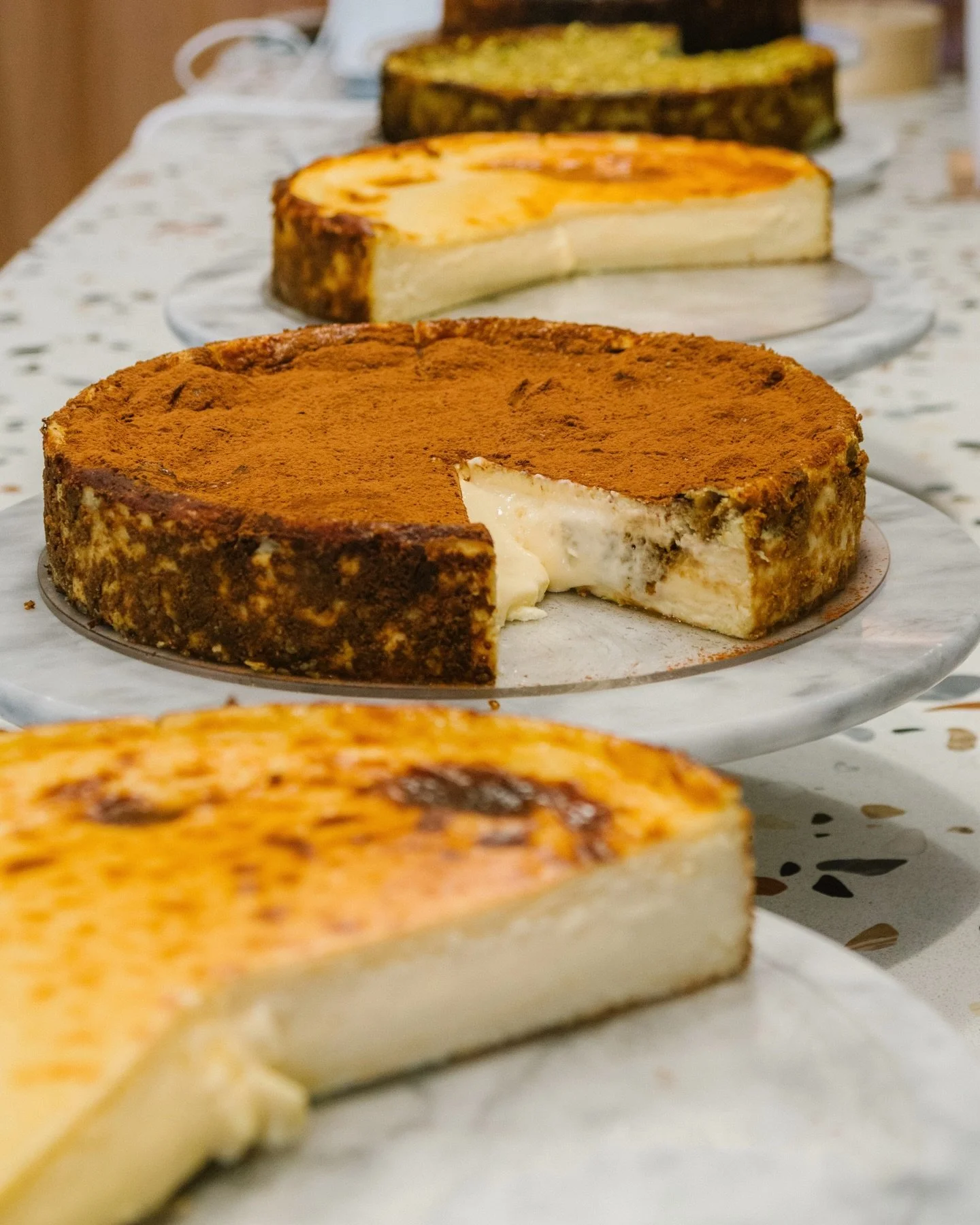 Hoy toca decidir&hellip; &iquest;pistacho, cl&aacute;sica, tiramis&uacute; o brie? 😍
&iquest;Cu&aacute;l probar&aacute;s hoy? ✨

&mdash;&mdash;&mdash;

Avui toca decidir&hellip; pistatxo, cl&agrave;ssic, tiramis&uacute; o brie? 😍
✨ Quin provar&agra