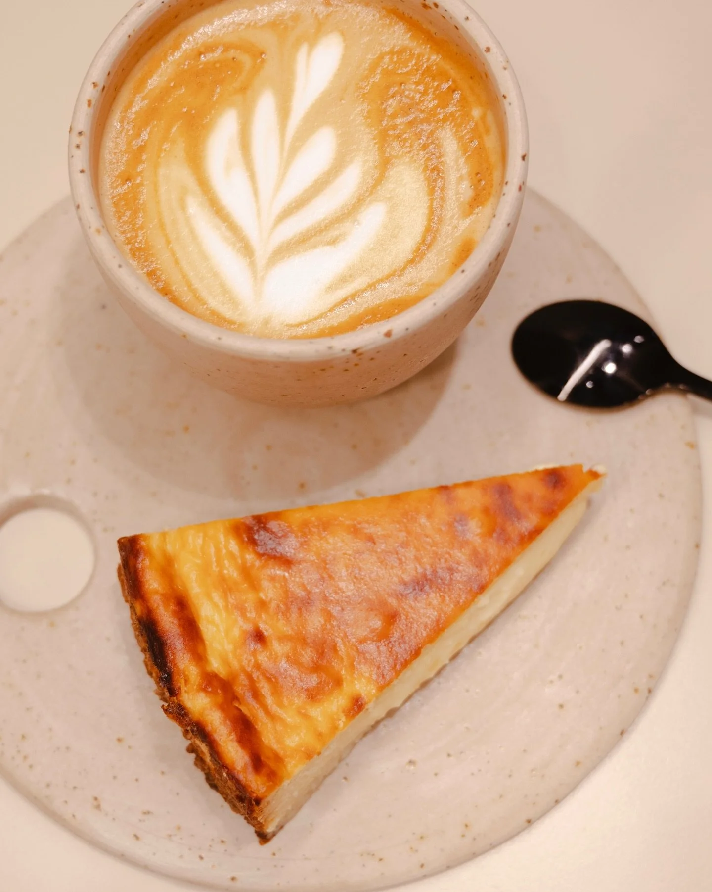 D&iacute;as de lluvia piden cheesecake, caf&eacute; de especialidad y un momento para ti. Os esperamos en Granollers, Barcelona 🫶🏽

&mdash;&mdash;&mdash;&mdash;&mdash;

Els dies de pluja demanen cheesecake, caf&egrave; de especialitat i un moment p