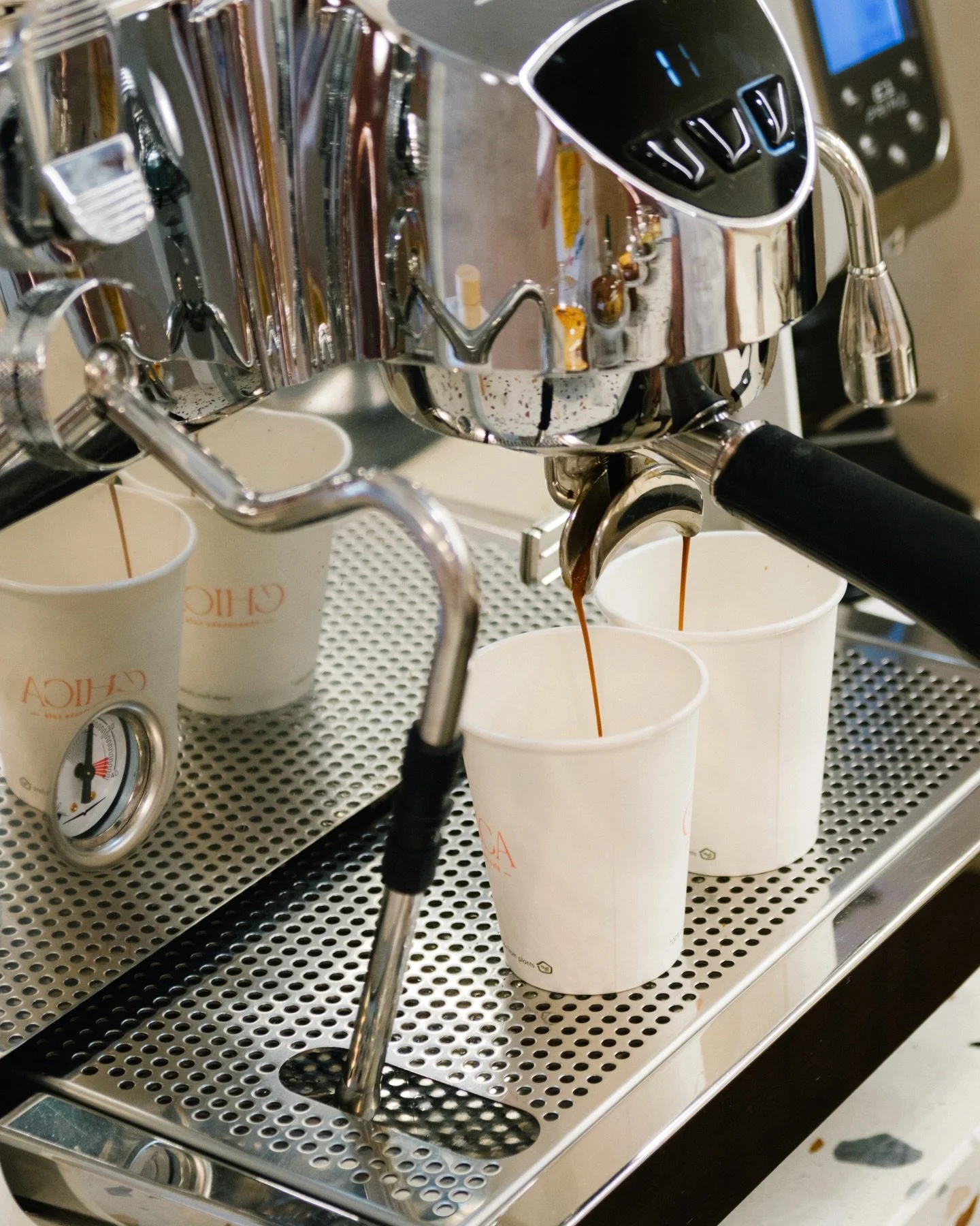 Comienza tu d&iacute;a como se merece:
caf&eacute; de especialidad, reci&eacute;n hecho y para llevar.
Energ&iacute;a para avanzar, crear y seguir el ritmo del d&iacute;a🫶🏽

&mdash;&mdash;&mdash;&mdash;

Comen&ccedil;a el teu dia com es mereix:
caf