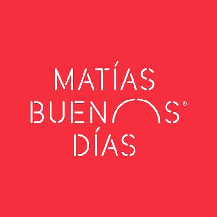Fondo rojo con texto en blanco que dice 'Matías Buenos Días'.