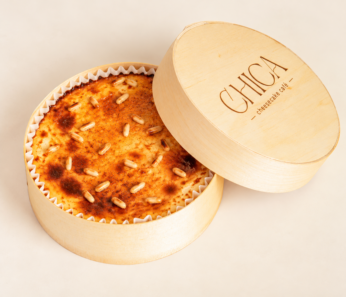 Tarta de queso al piñón en caja de madera.png