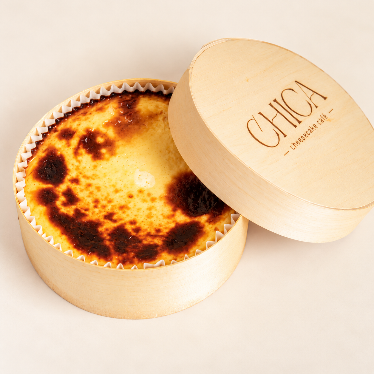Cheesecake artesanal en caja de madera.png