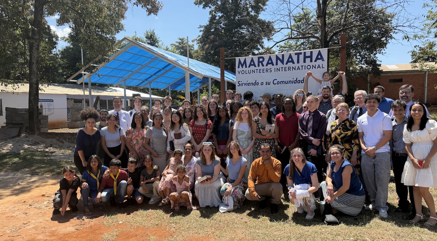Voluntários trabalhando nas férias de primavera