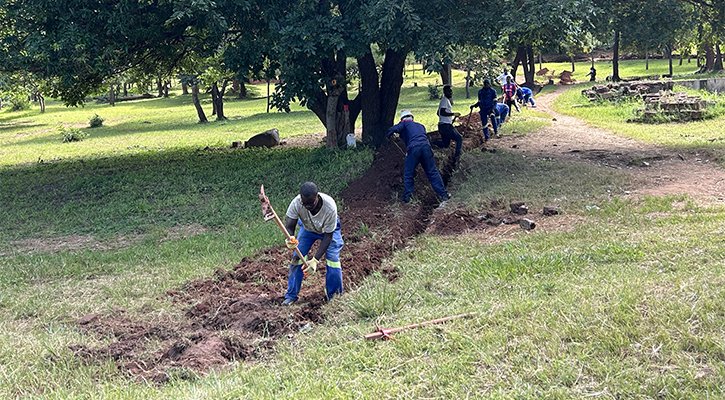 Maranatha usa a criatividade para canalizar água na Zâmbia