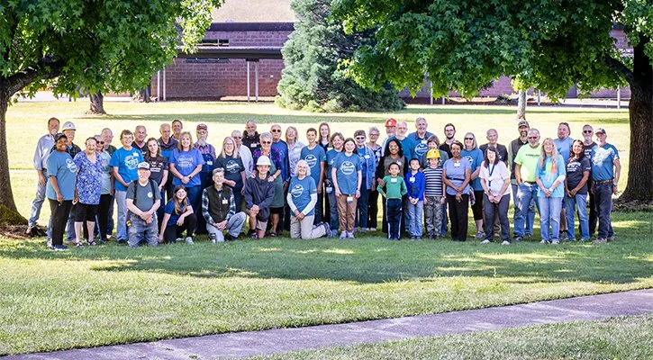 Voluntários Servem na Escola Milo no Oregon/EUA