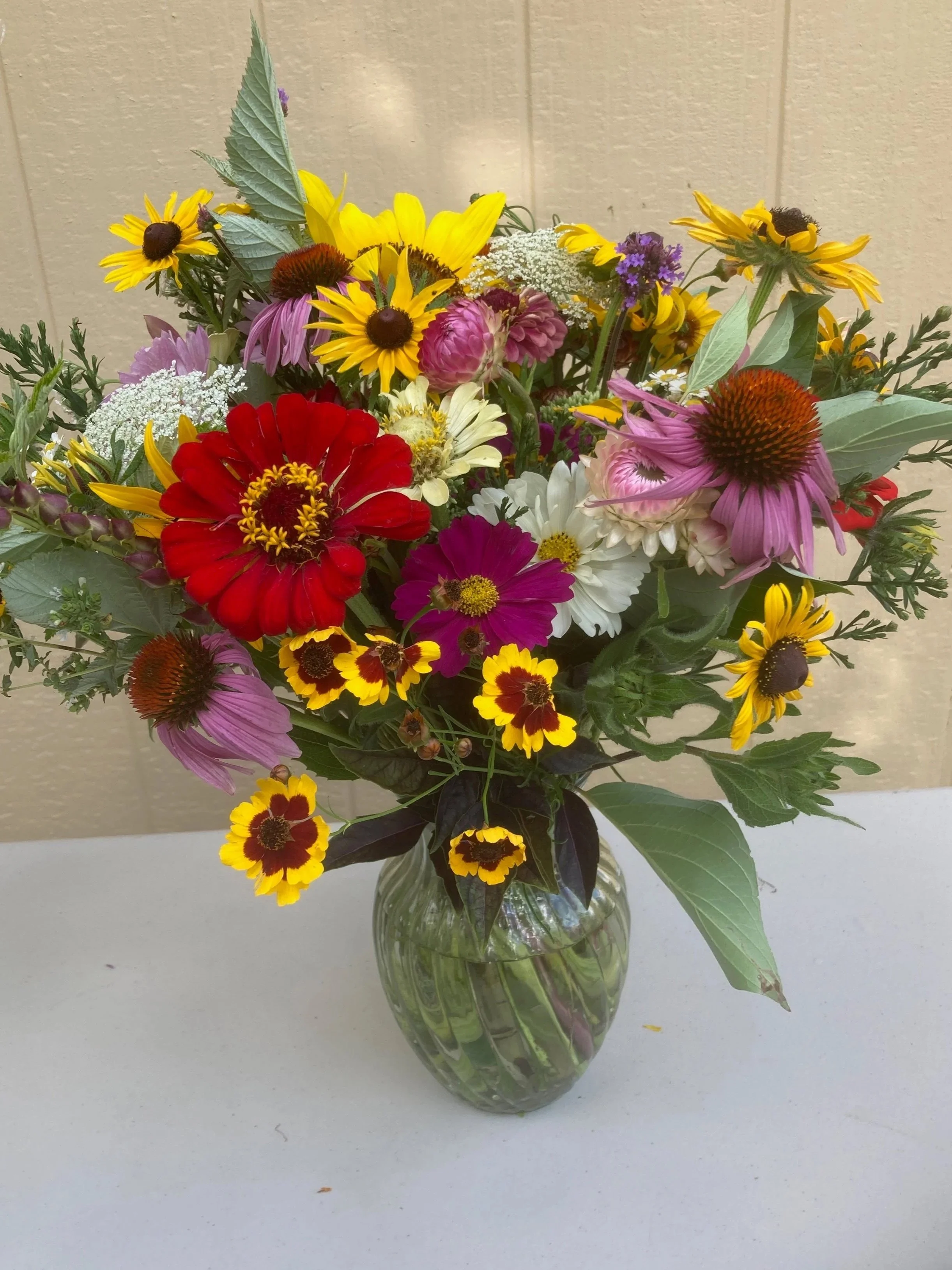 Summer%2BCSA%2Bbouquet%2Bwith%2Bred%2Bzinnia%2Band%2Bcoreopsis.jpg
