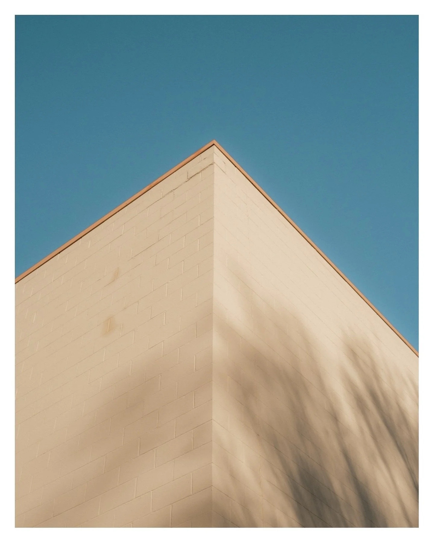 The way you can make simple things stand out is by finding the right lighting situations and angles of how the light hits the architecture or parts of it. That helps me a lot to make ordinary things look extraordinary.

#fujixseries #fujifilm #fujifi