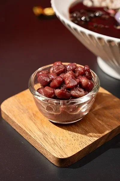 Sweetened red beans in glass bowl, ideal canned topping for central kitchen and dessert OEM