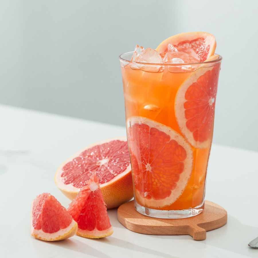 Grapefruit drink with fresh slices – fizzy, fruity and refreshing.