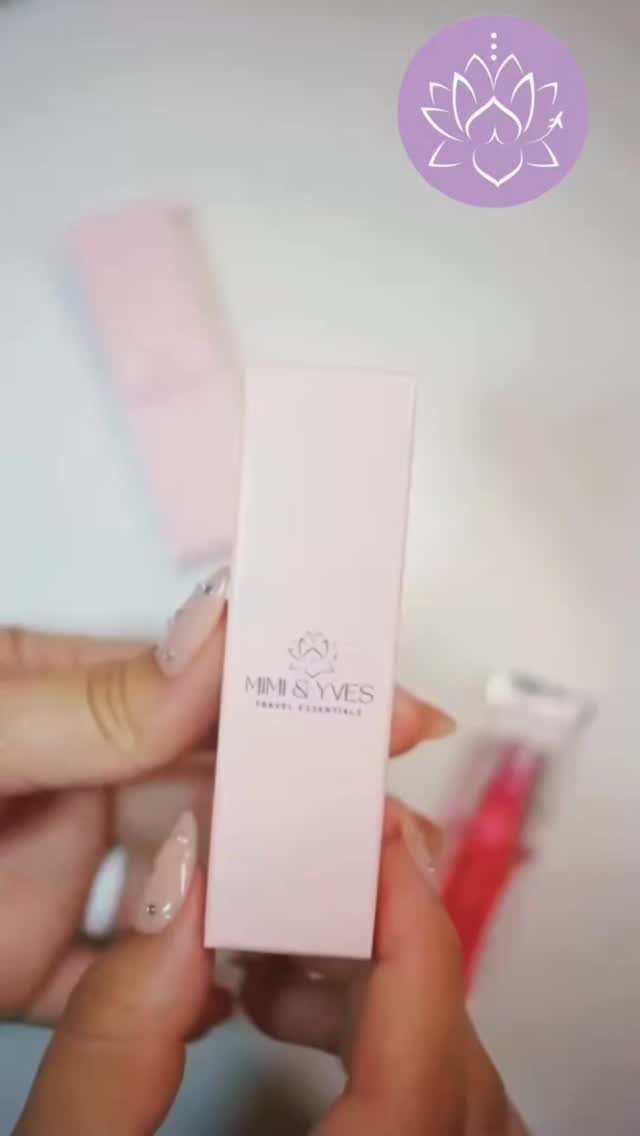 Our moisturizing lip gloss is available in 3 yummy flavors. Only at mimiandyvestravelessentials.com #travelessentials
#worldtraveler
#beautyhaul
#smallbusiness
#mimiandyves
#MYtravelkits
#lipgloss
#travelkits
#girl
#giftideas
#usa🇺🇸