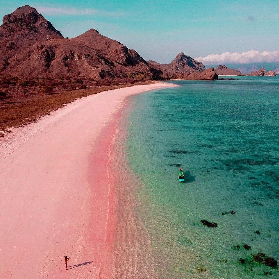 ✈️ Last‑Minute Summer Escapes: Pack Smart, Travel Light