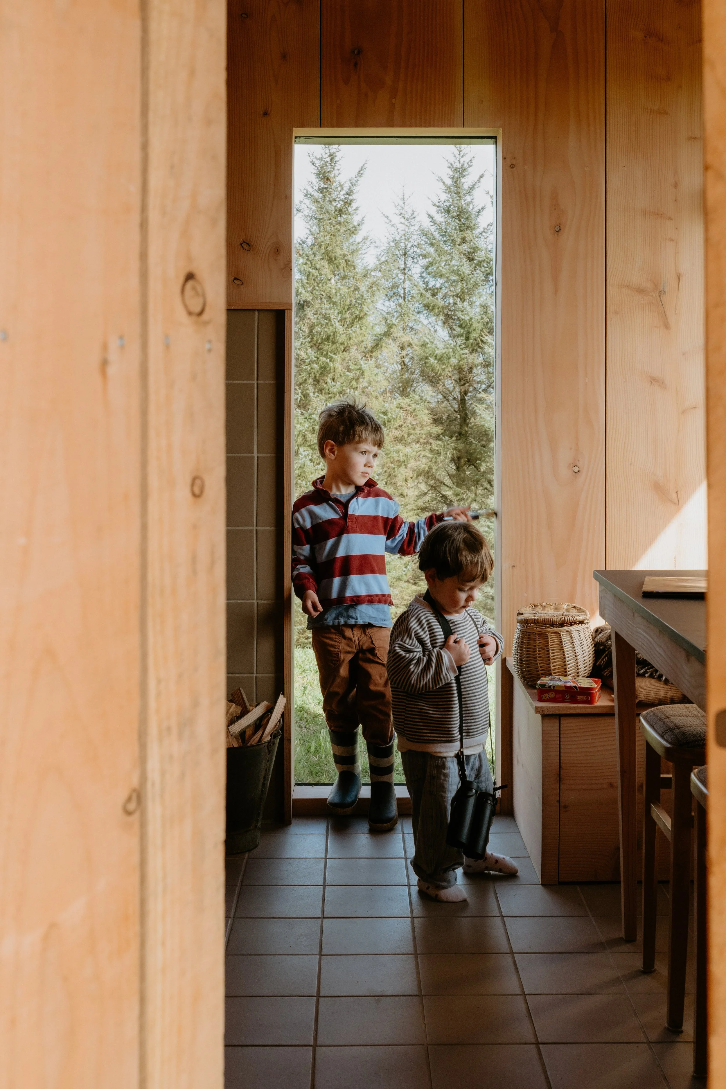 The perfect family adventure. Binoculars to spot the red kite flying below the hut, or keep an eye out for pirates on the nearby Boat on the Hill.