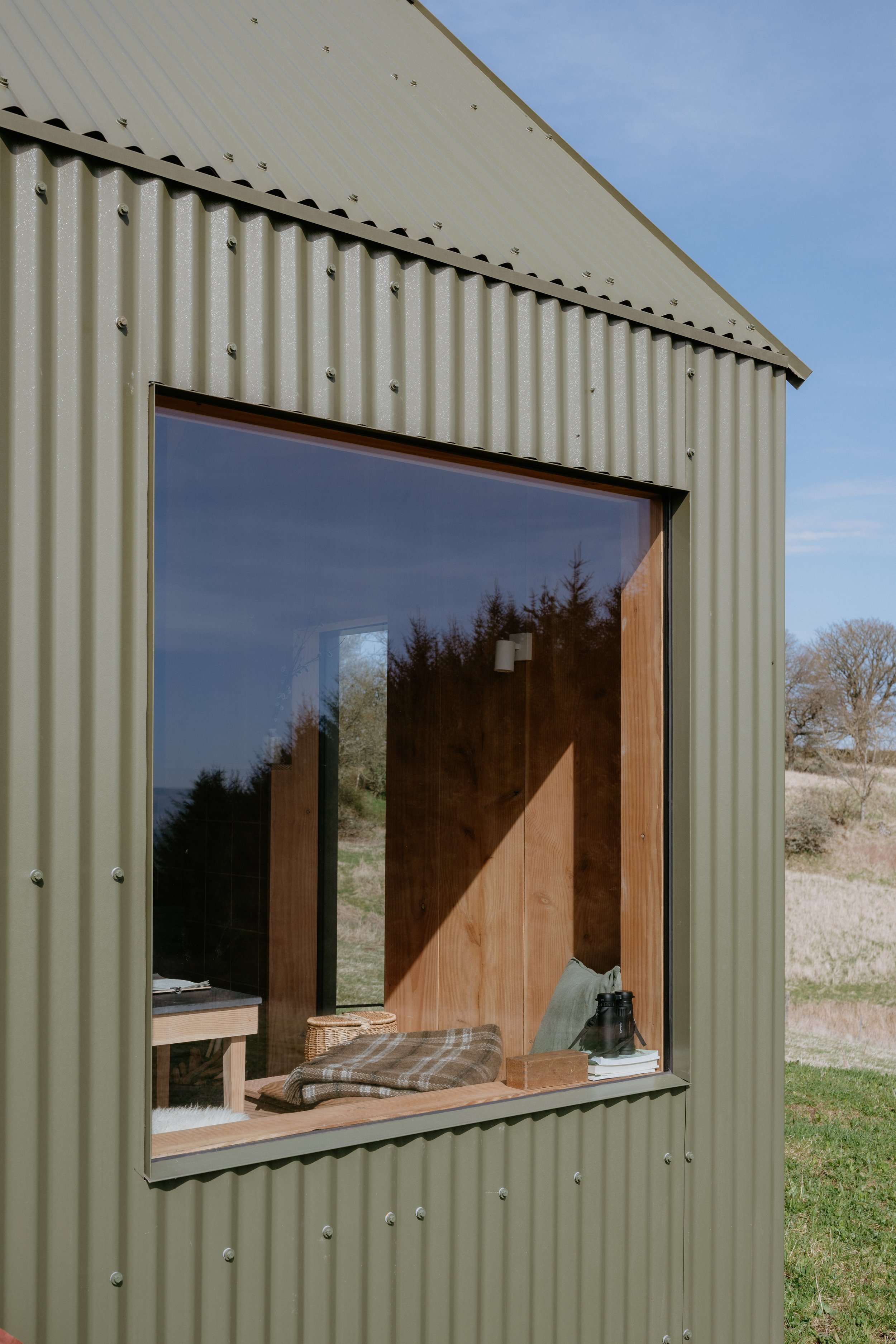Extra large picture windows in the cabin taking in the view over the Carse of Gowrie, River Tay and North Fife. Window seats to sit and read, and watch the world go by.