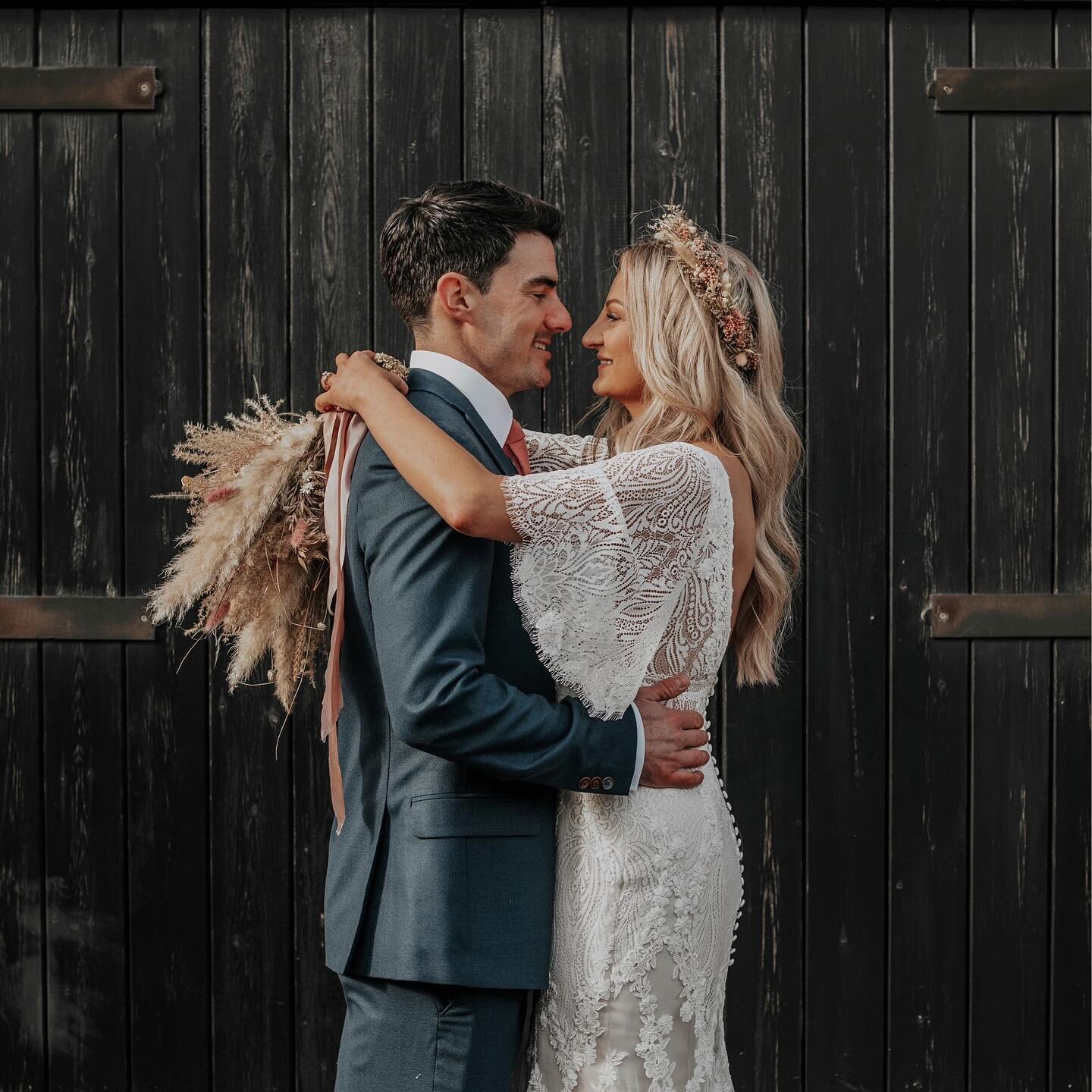 Laura &amp; Eric | @millingbarn ✨

Truly loved capturing EVERYTHING about this special day, despite the downpour of rain in the morning it stopped just at the right time giving us the opportunity to get some beautiful pictures 🤍 

Venue: @millingbar