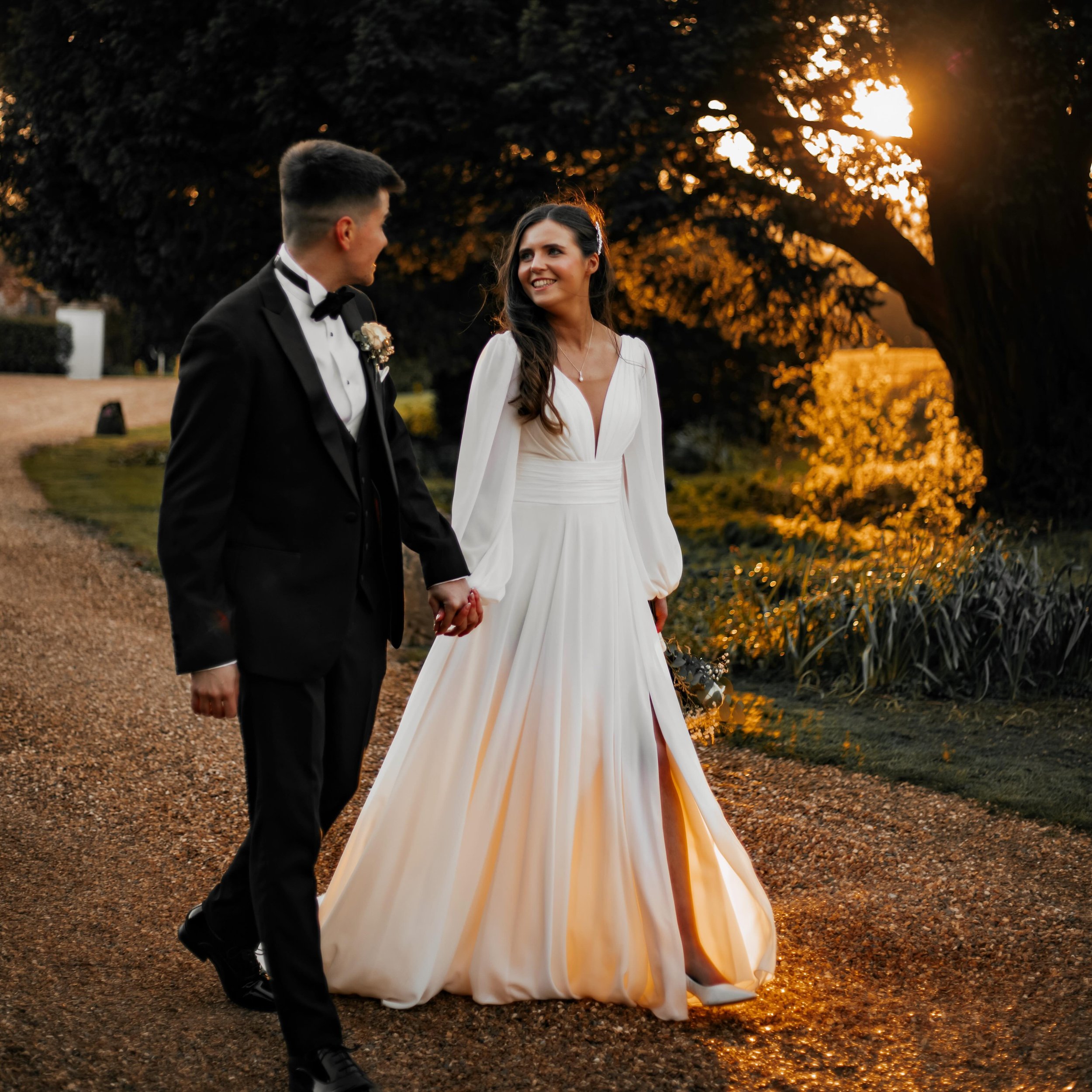 Bathed in the warm glow of love and reflecting on your day so far, those golden hour hues will always be a perfect opportunity to capture those special moments together ✨
.
.
.
.
.

@syrencot 
@thebridalmill_botley 
@amazing_facedorset 
@shirleysnell