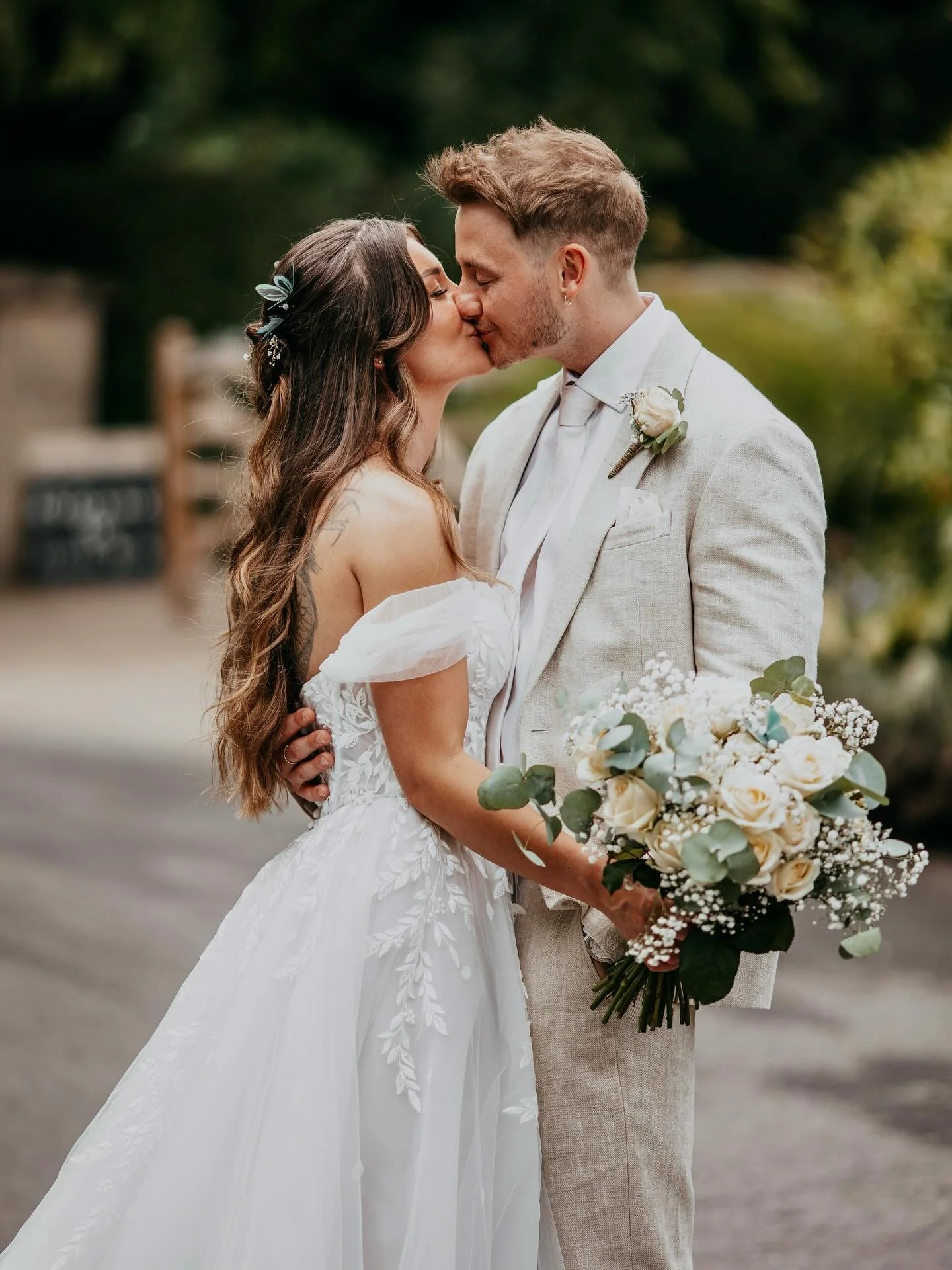 𝑂 &amp; 𝐶 | @clockbarn ✨

Ollie &amp; Chloe&rsquo;s special day bringing ALL the good vibes 🙌🏼

The whole day was relaxed, full of love, laughter, and amazing energy from start to finish. Clock Barn looked stunning, absolutely filled with florals