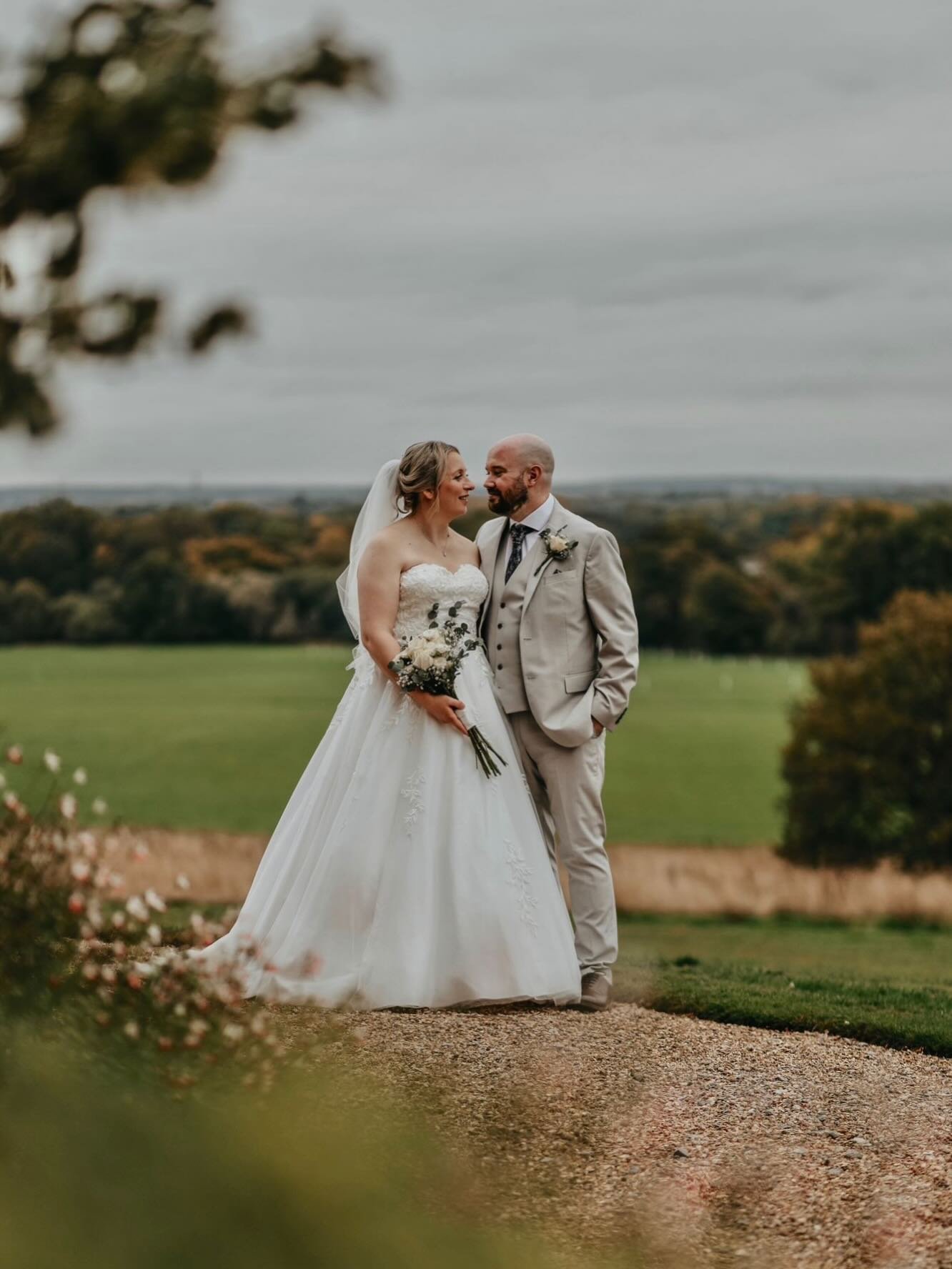 𝐽 &amp; 𝐵 | @highfieldparkweddings ✨

Bringing it back to James &amp; Bex&rsquo;s beautiful October wedding at the stunning @highfieldparkweddings 🤍

Bringing all the elegance and personal touches, the flowers and cake were even made by Bex&rsquo;